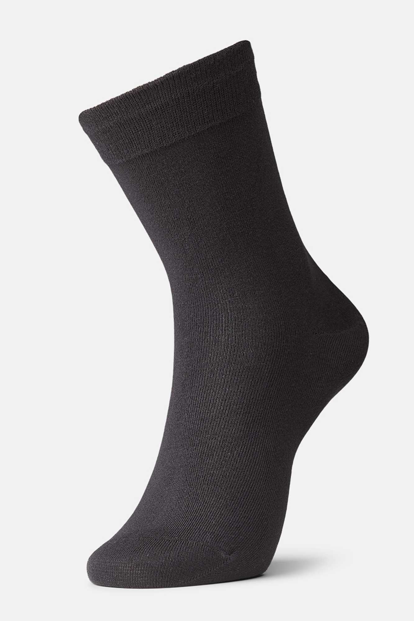 Bløde IQ bambus strømper i farven sort, åndbare og antibakterielle til friske fødder.