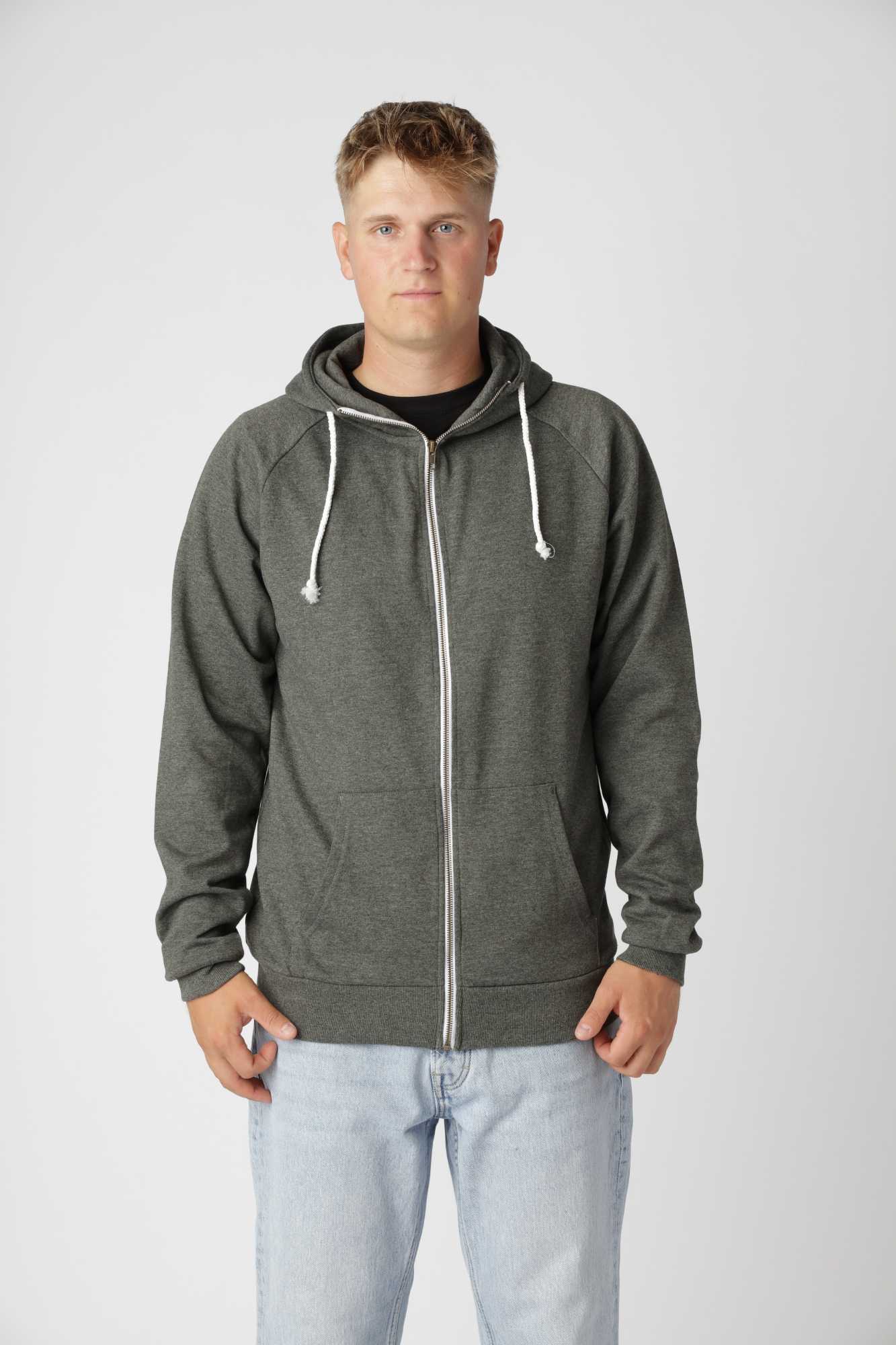 Basic zip-up hoodie i Meleret Grøn med blød børstet inderside og afslappet pasform.