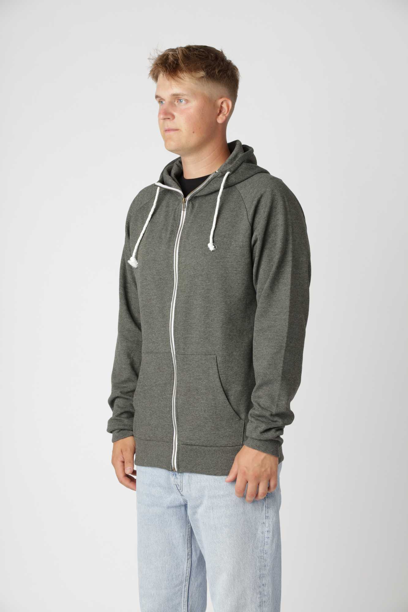 Basic zip-up hoodie i Meleret Grøn med ribkanter, holdbar form og praktisk hverdagssnit.