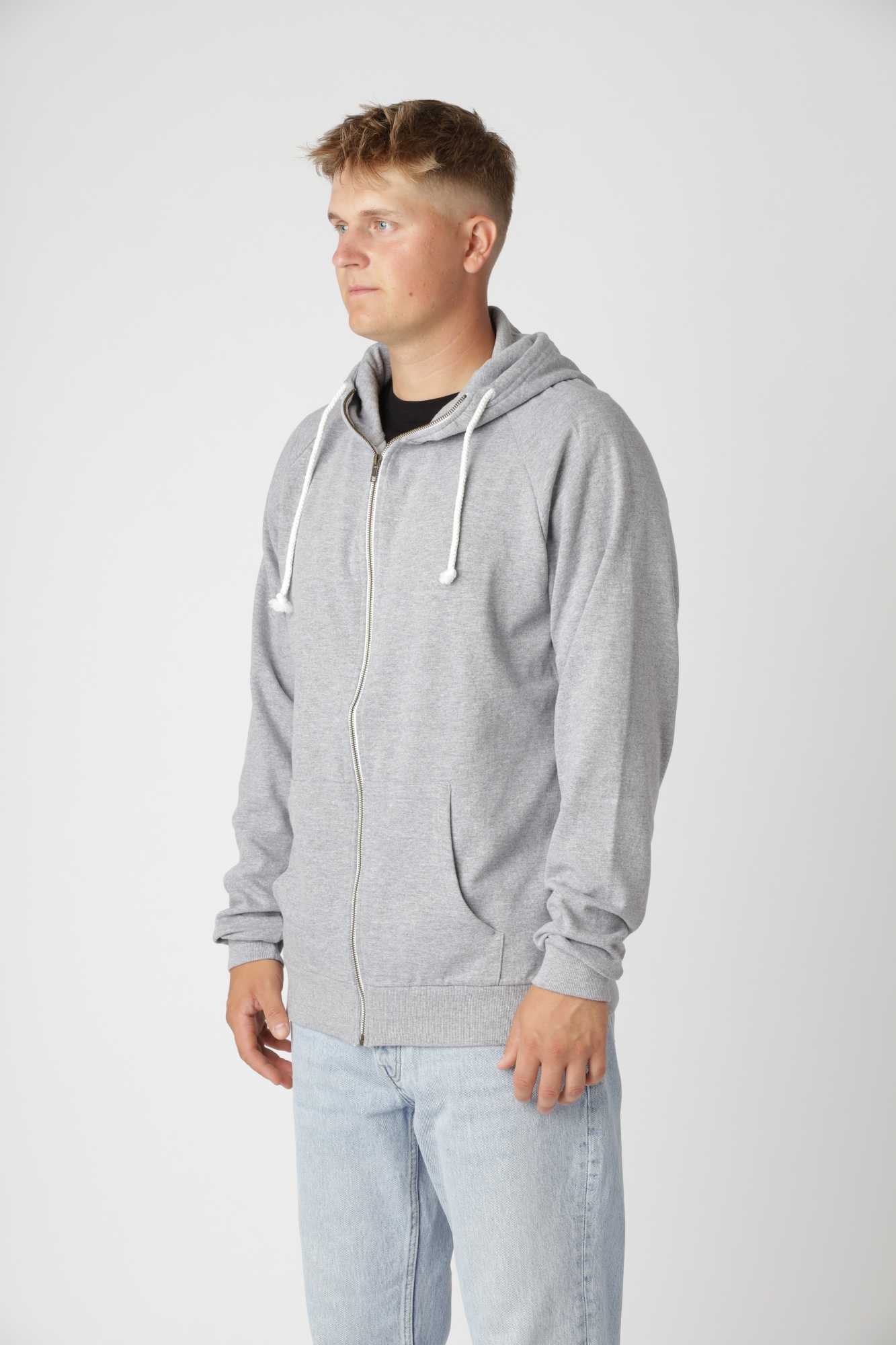 Oxford Grey Basic zip-up hoodie med ribkanter og forstærkede kængurulommer til funktionalitet.