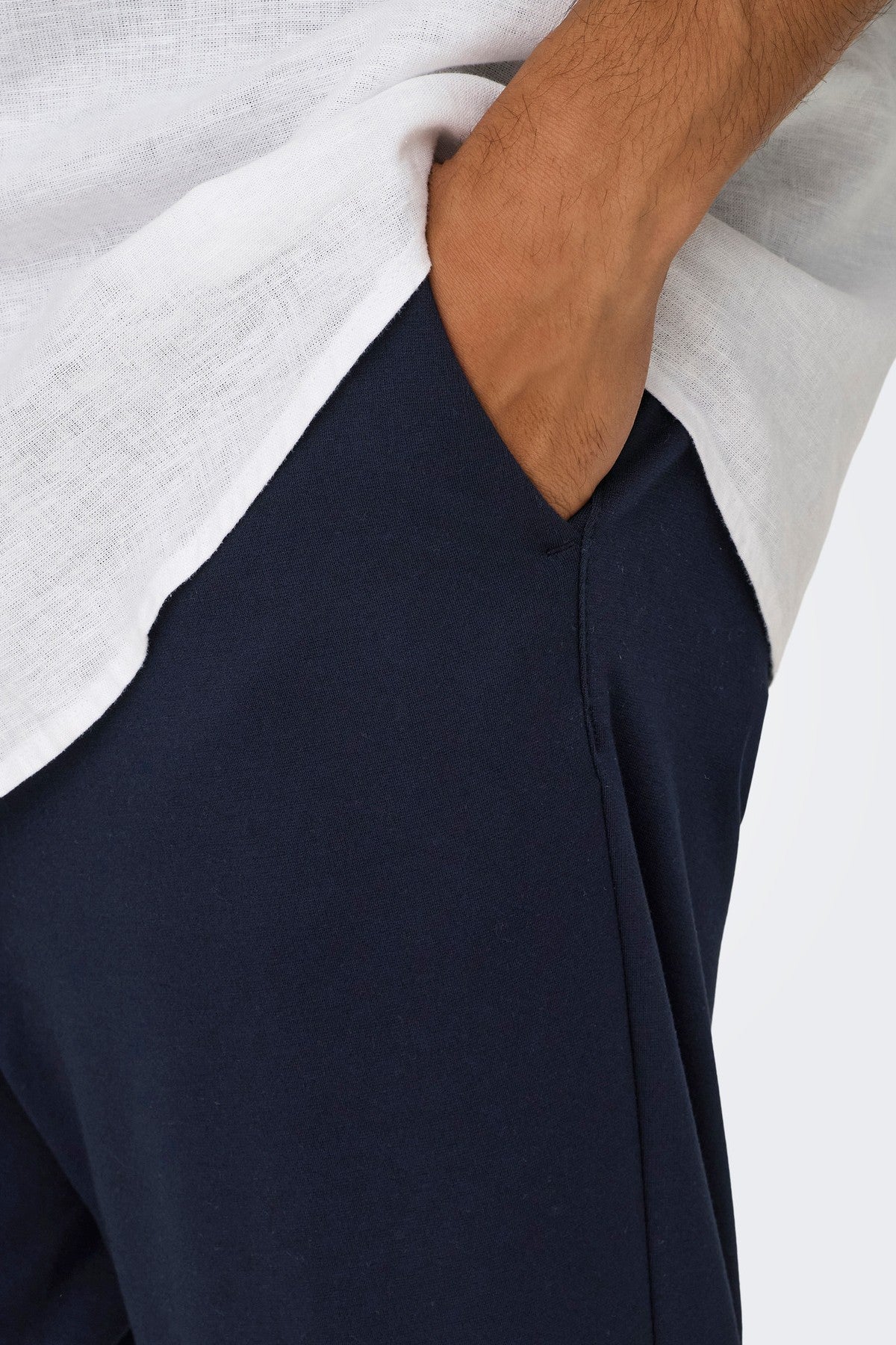 Alsidige Regular fit Chino bukser i farven Night Sky med elegant pasform og minimalistisk design.