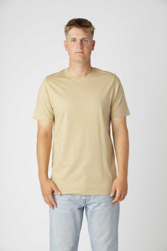 Classic fitted t-shirt i farven sand med let figursyet pasform og blød bomuldskvalitet