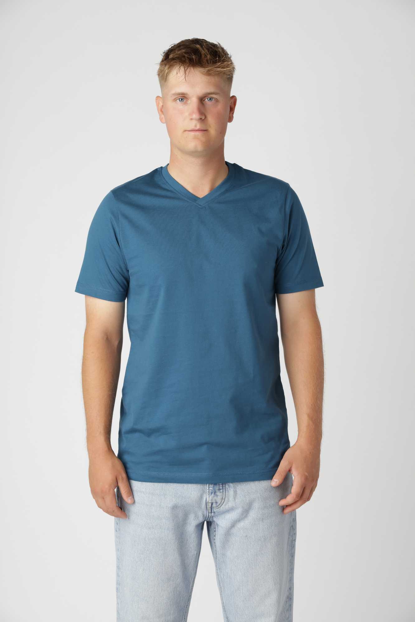 Classic t-shirt v-hals i farven Petroleum i blød økologisk bomuld, perfekt til hverdagslooks