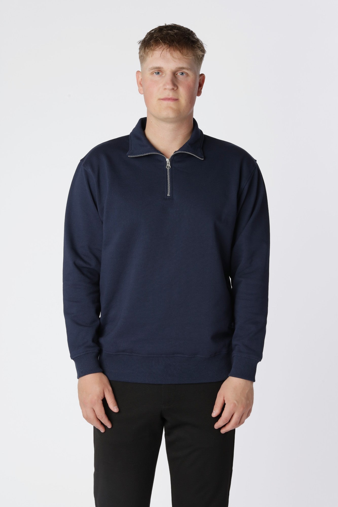 Essential Half Zip sweatshirt i Navy med ribkanter, der sikrer pasform og holder formen.
