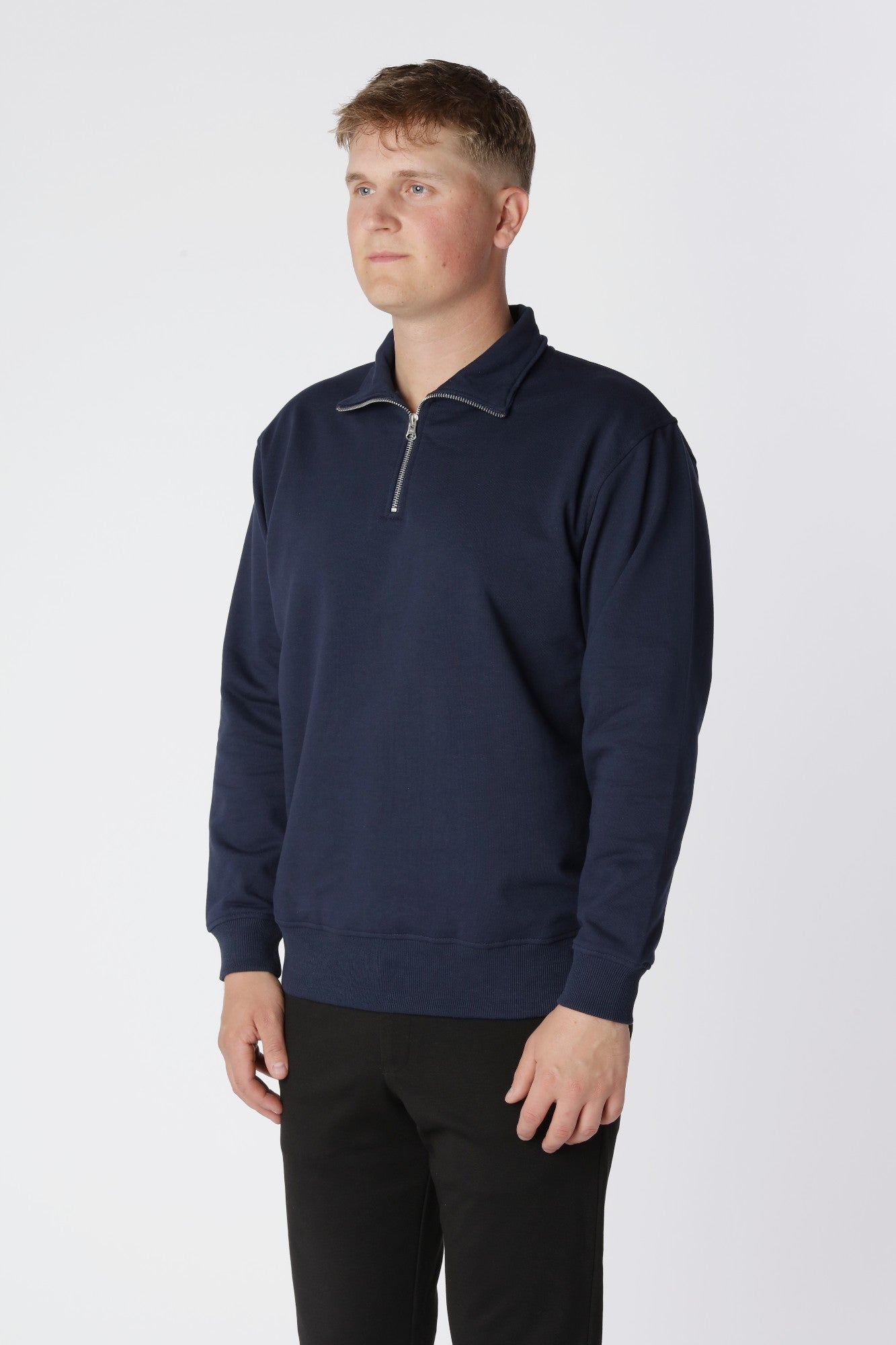 Tidløs Essential Half Zip sweatshirt i Navy med halv lynlås, der giver fleksibilitet i styling.