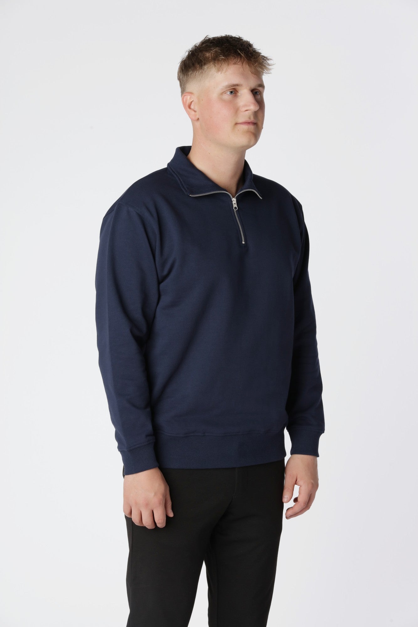 Essential Half Zip sweatshirt i Navy, velegnet til både afslappet hverdag og poleret look.
