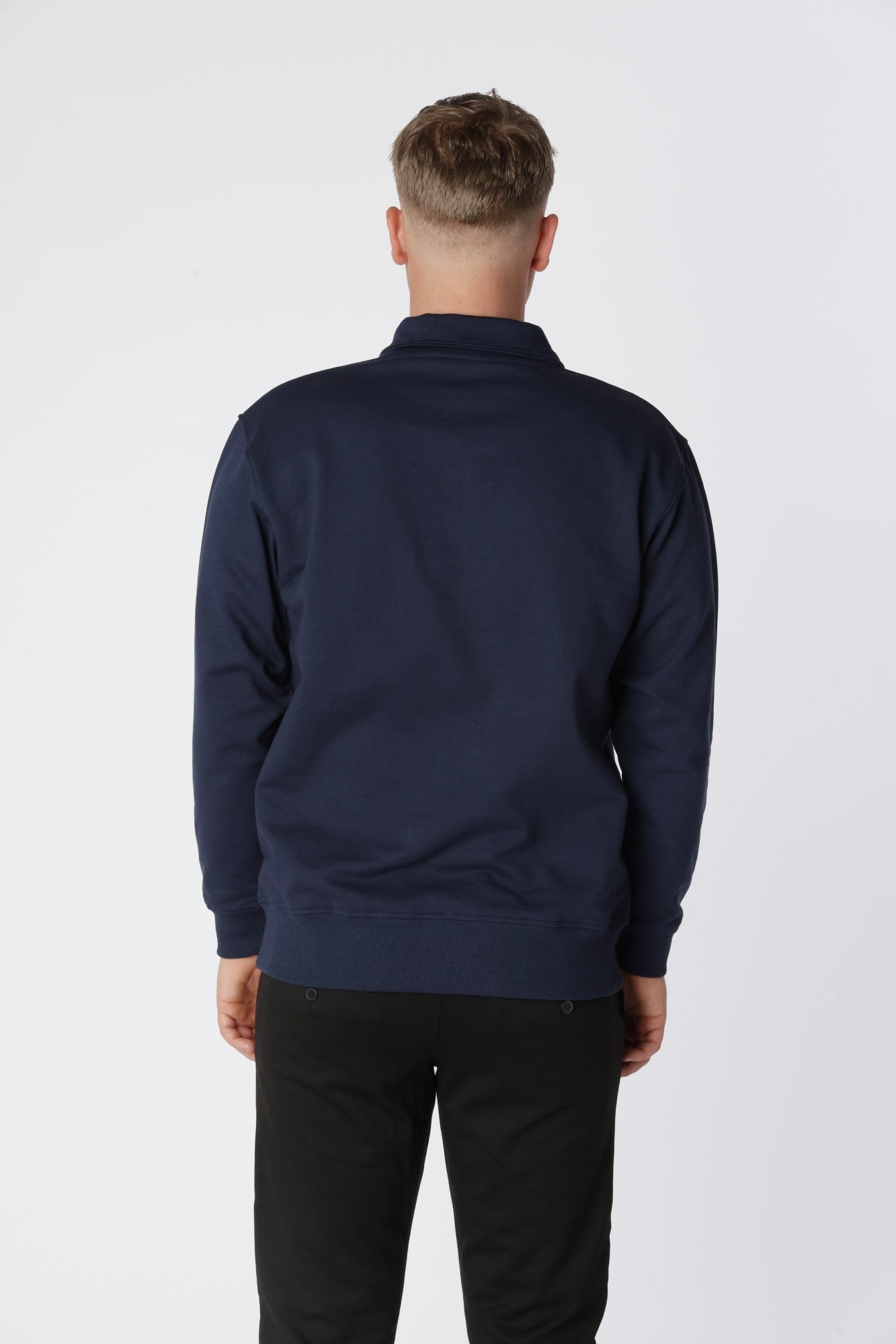 Moderne Essential Half Zip sweatshirt i Navy med kraftig kvalitet og diskret branding.