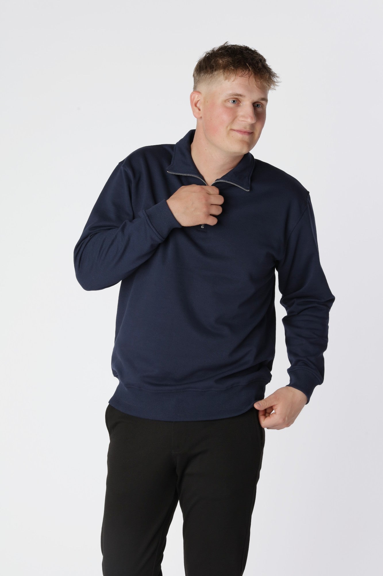 Essential Half Zip sweatshirt i Navy i økologisk bomuld og polyesterblanding for komfort og slidstyrke.