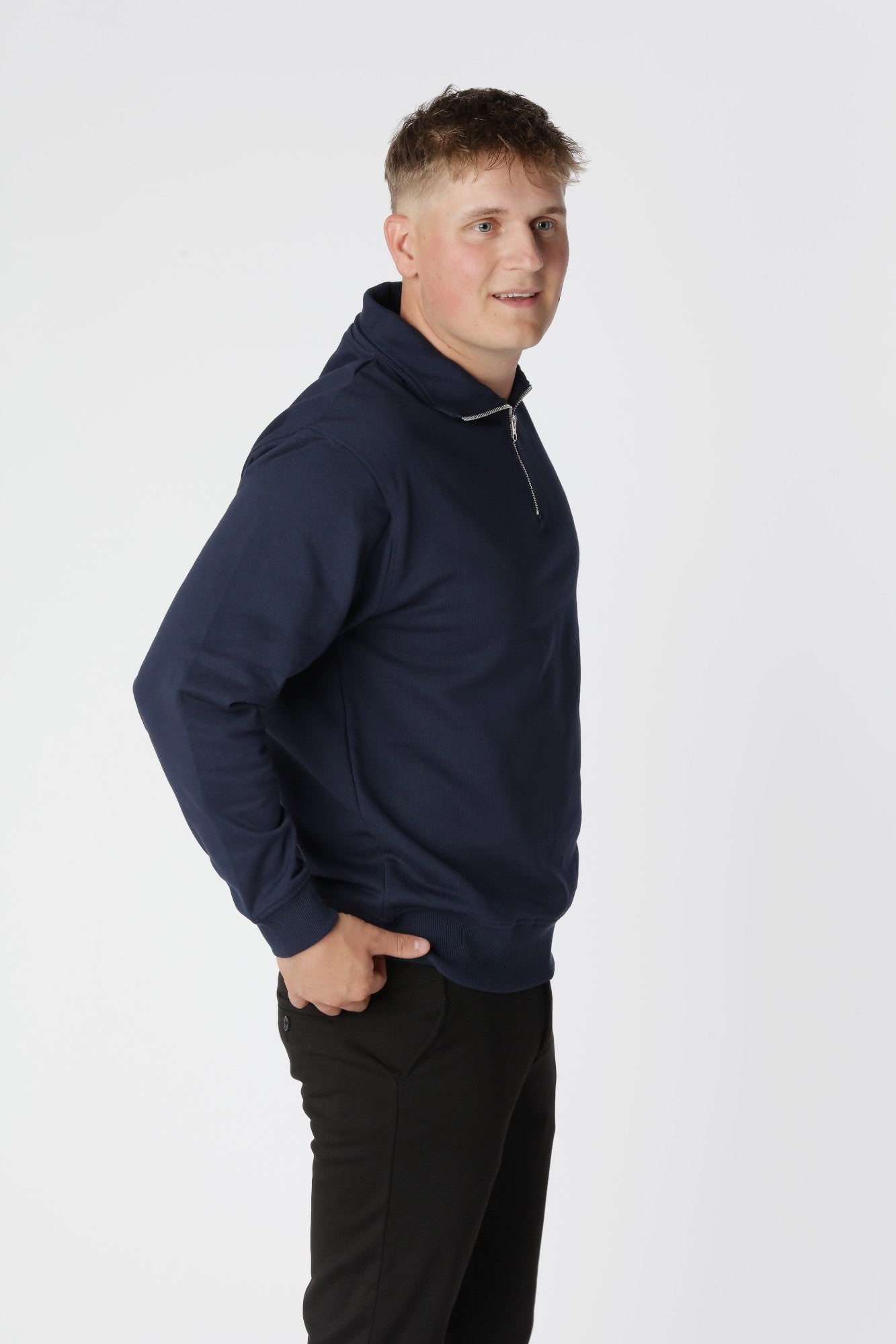 Klassisk Essential Half Zip sweatshirt i Navy med minimalistisk skandinavisk design og diskret krave.