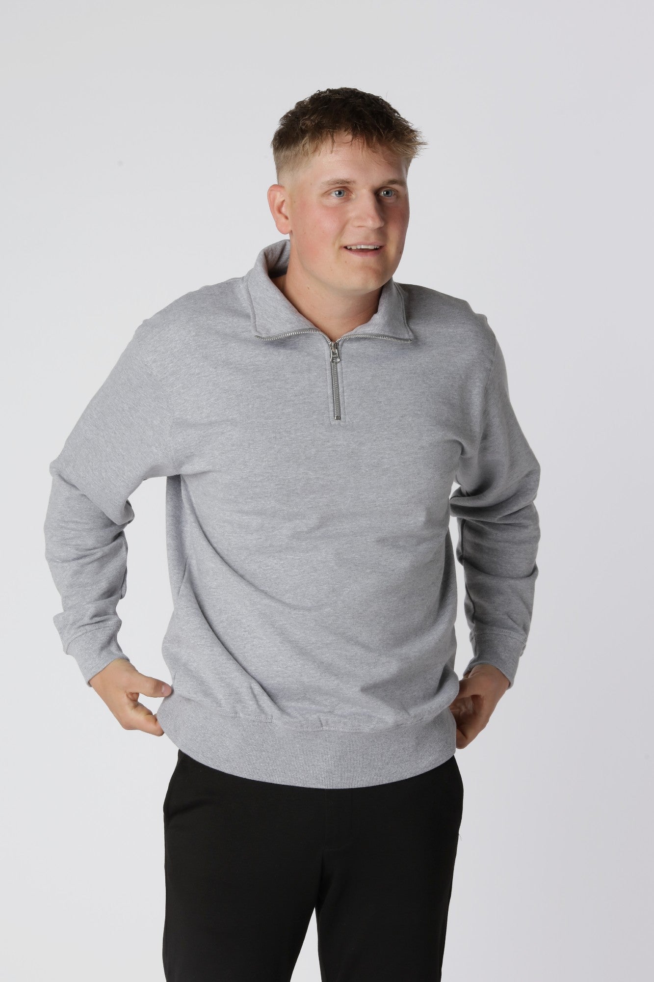Essential Half Zip Sweatshirt i Oxford Grey i økologisk bomuld og polyester for blød komfort og slidstyrke.