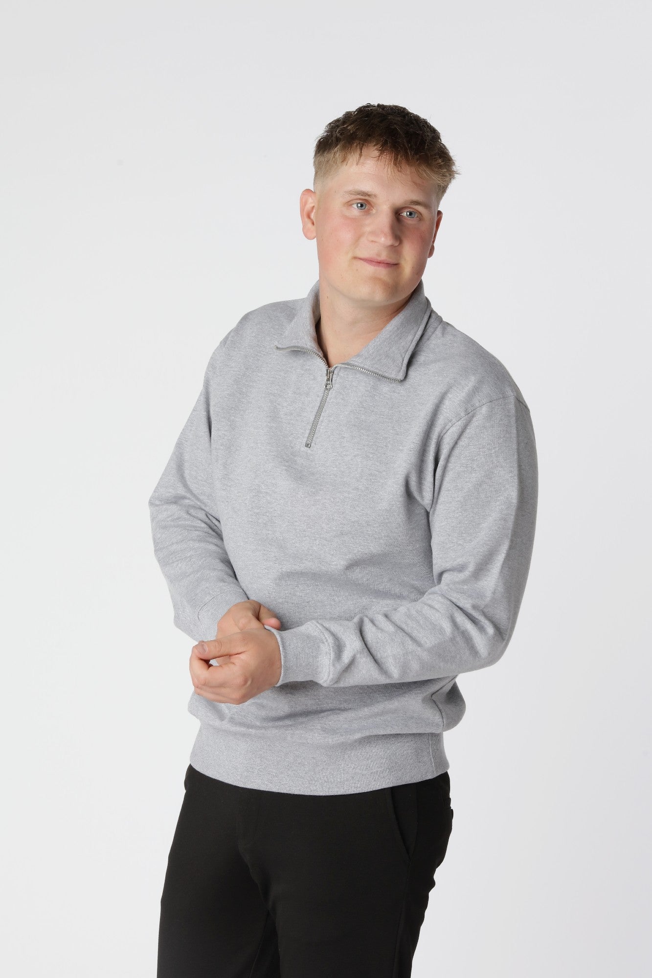 Klassisk Essential Half Zip Sweatshirt i Oxford Grey med minimalistisk krave og justerbar lynlås.