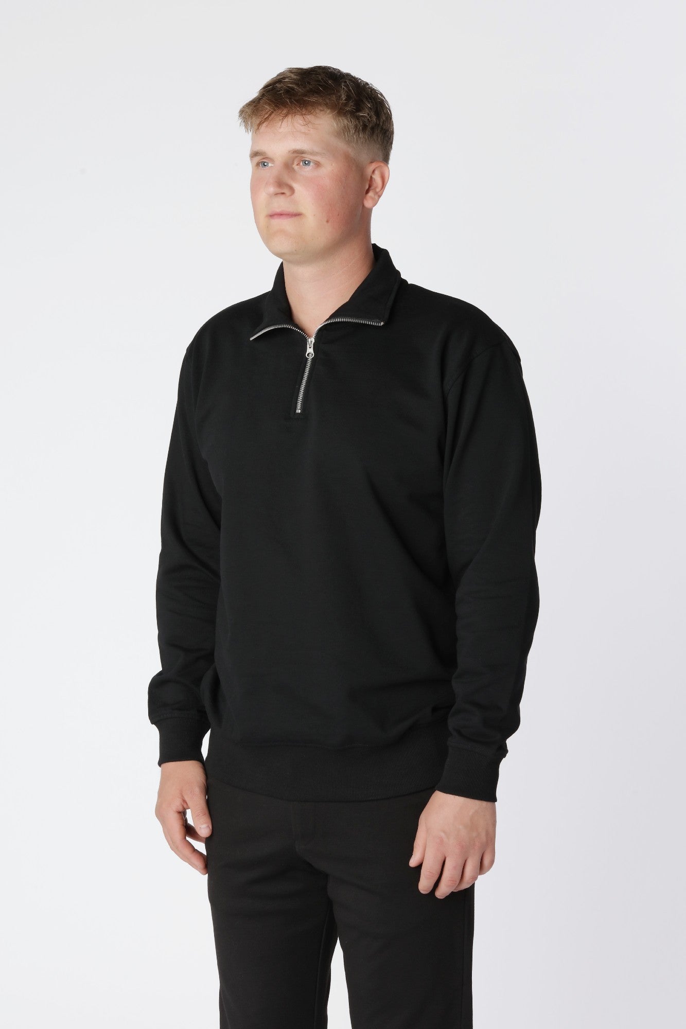 Klassisk Essential Half Zip Sweatshirt i sort med minimalistisk krave og justerbar lynlås.