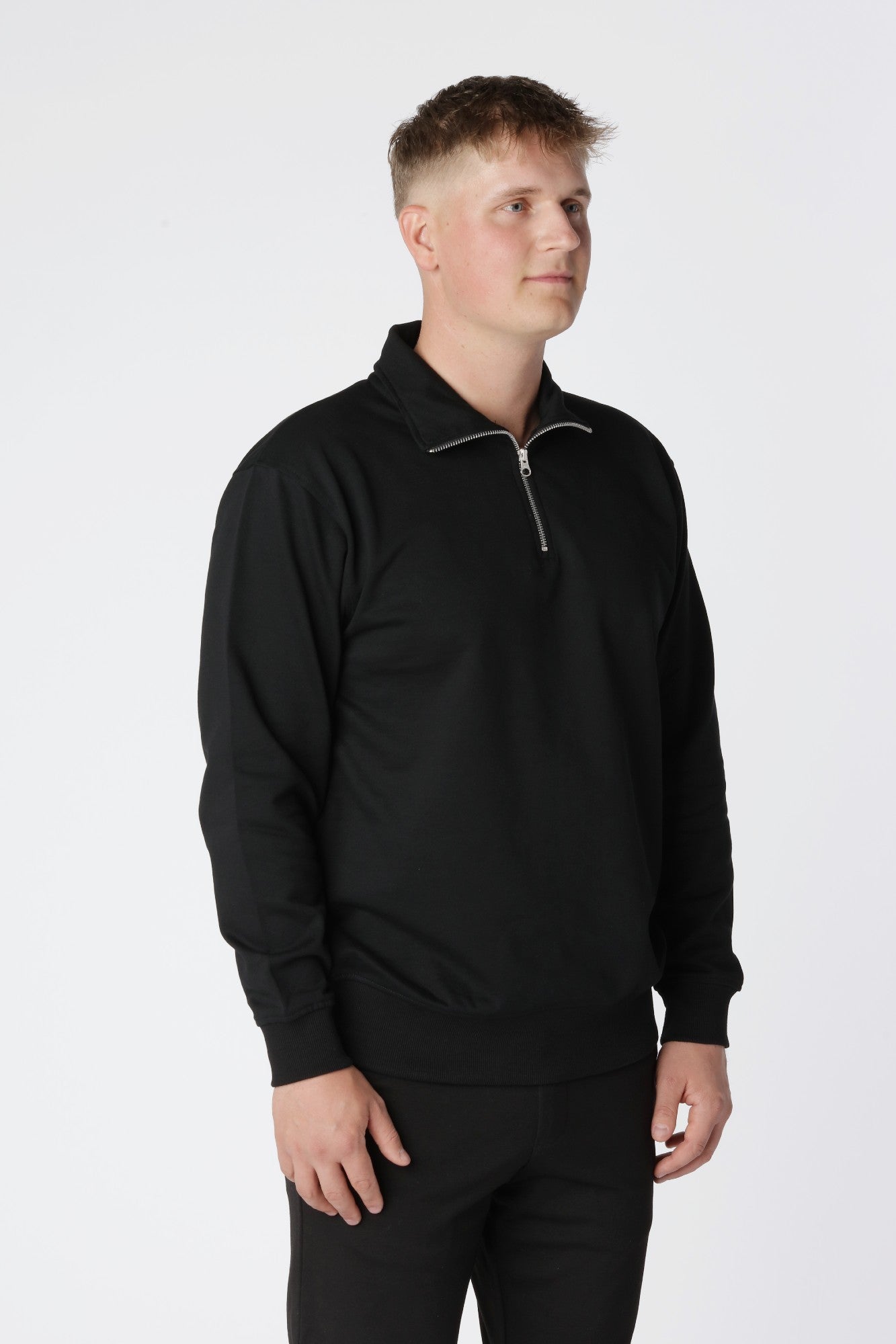 Essential Half Zip Sweatshirt i sort med ribkanter, der holder pasformen på plads.