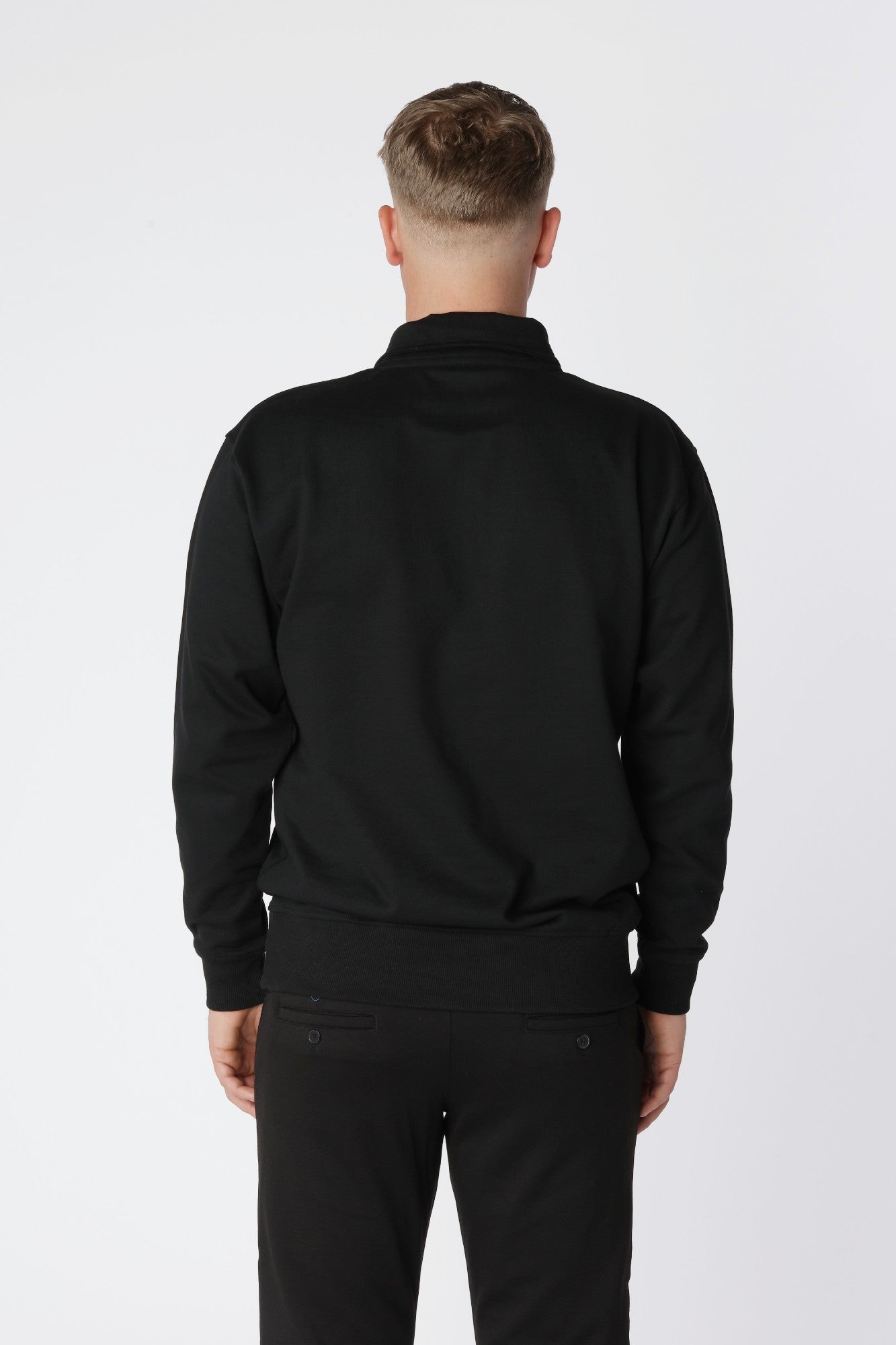 Tidløs Essential Half Zip Sweatshirt i sort i kraftig 320 g/m² kvalitet.