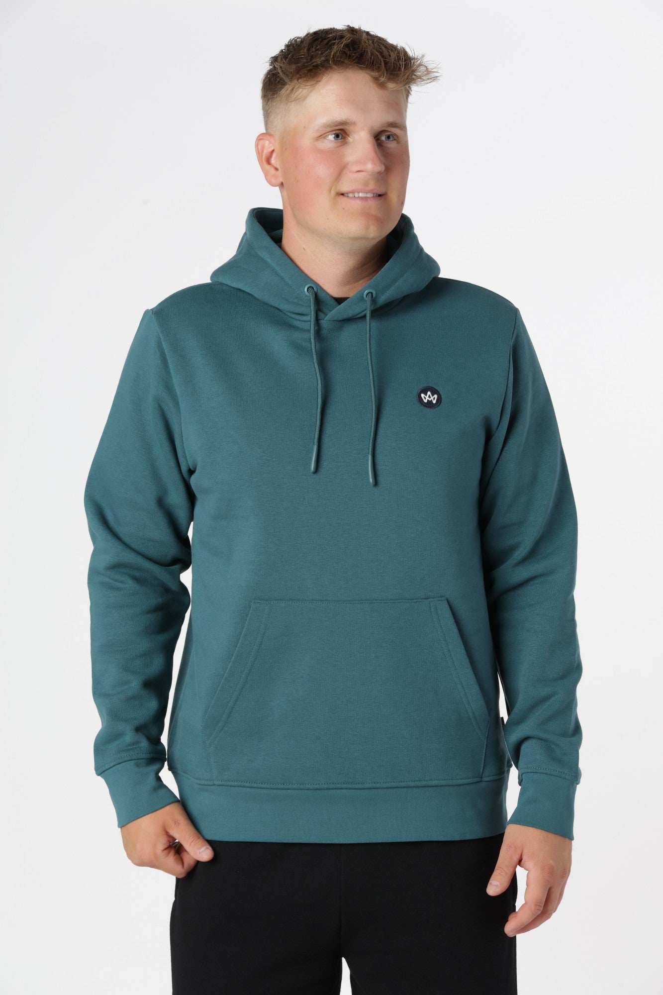 Kronstadt hoodie i farven Mediterranea fremstillet i økologisk bomuld og genanvendt polyester