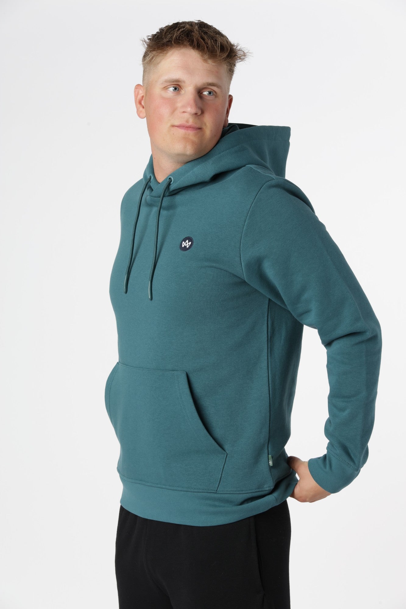 Kronstadt hoodie i farven Mediterranea med afslappet pasform og skandinavisk enkelt design