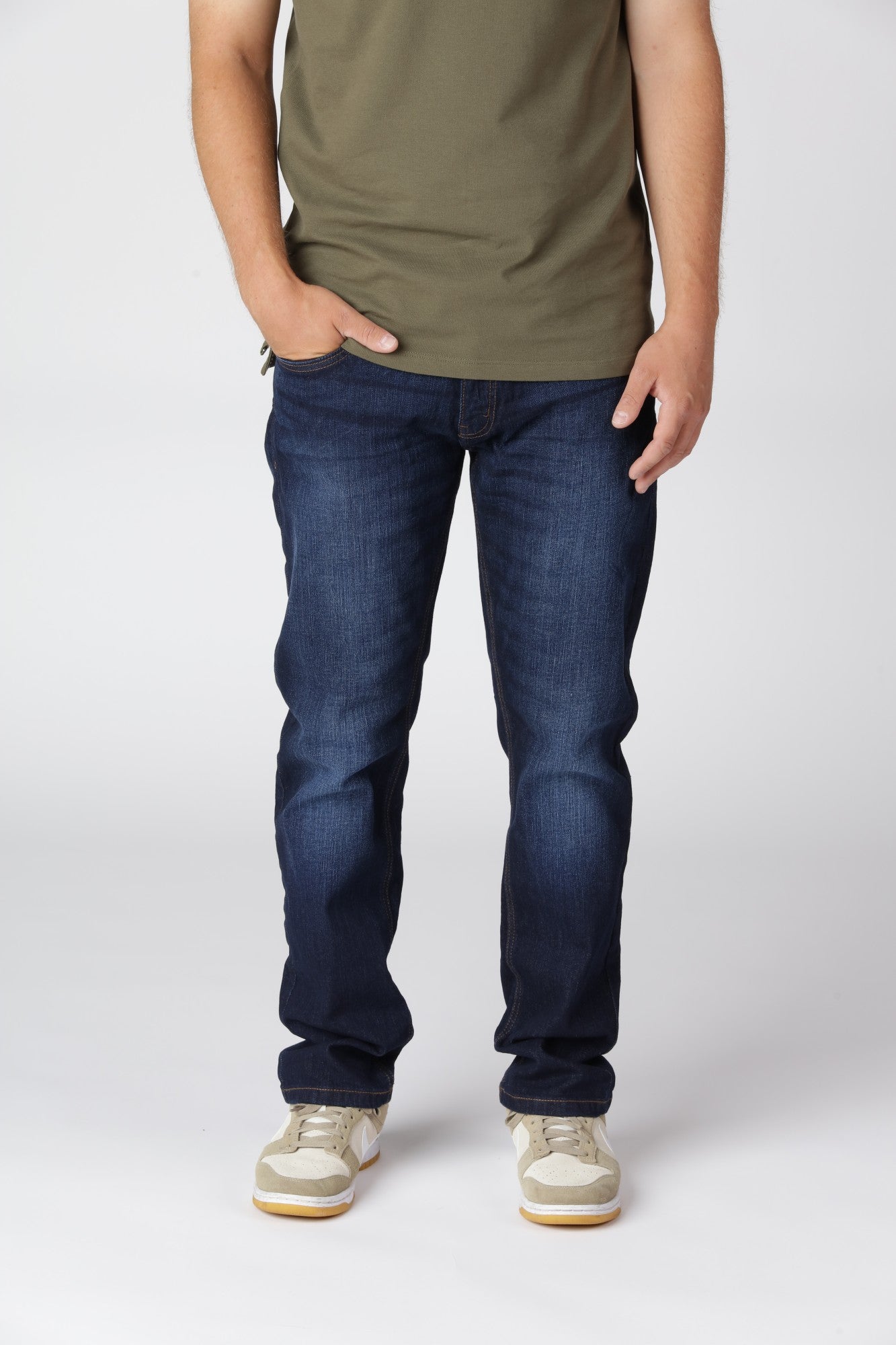 Blue Tony jeans i regular fit med tidløs pasform, der fungerer til både hverdag og pænere anledninger.