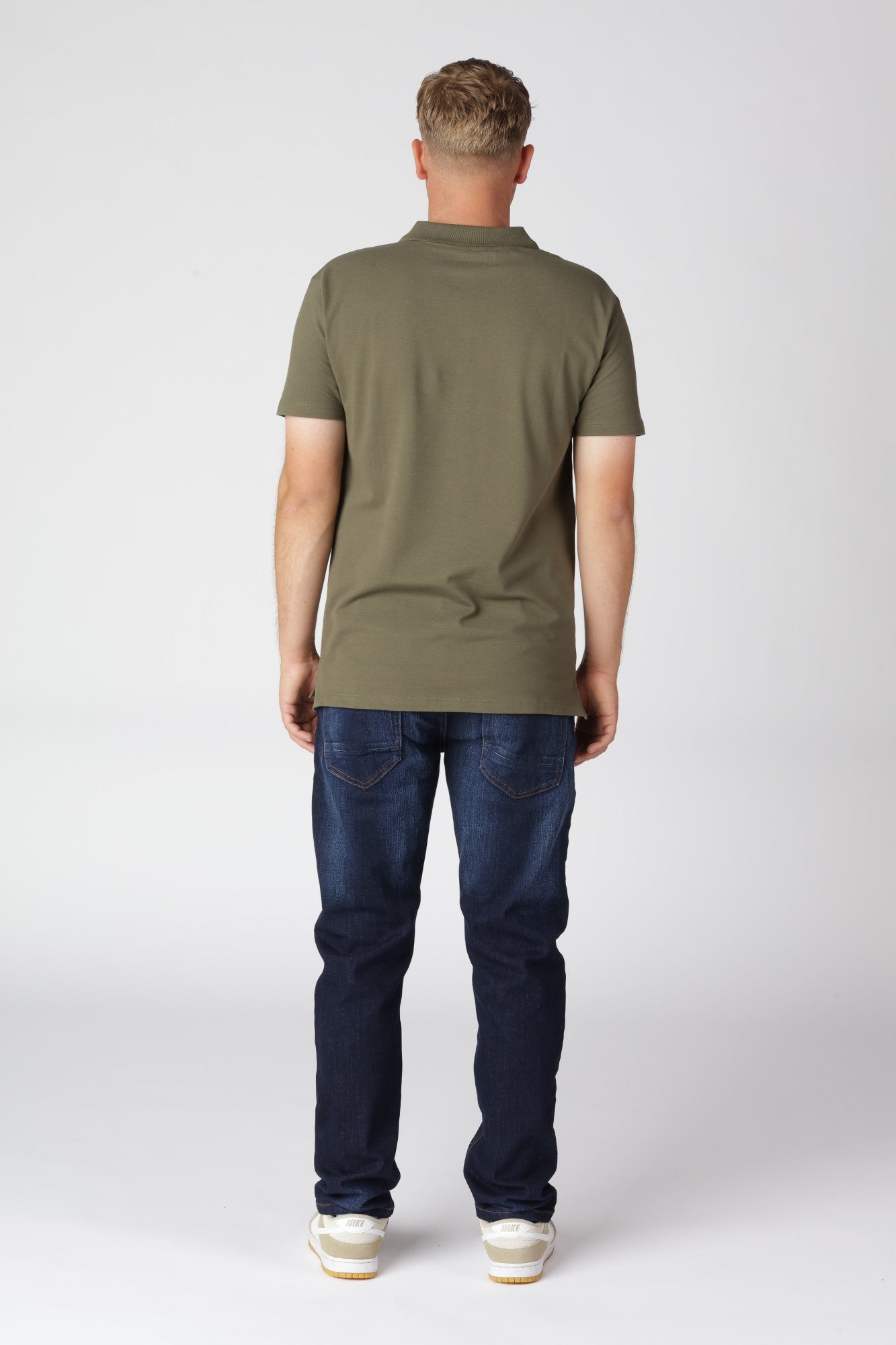 Alsidige Blue Tony jeans i mellemblå vask, let at style med både T-shirts, skjorter og sweatshirts.