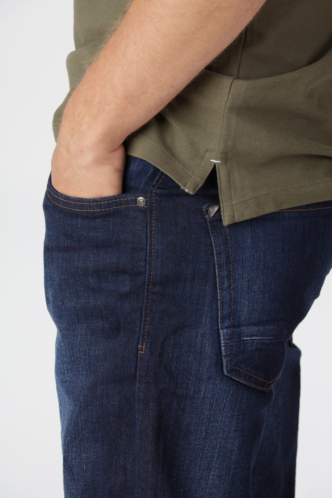 Blue Tony jeans med mellemtyk denim, der holder form og farve vask efter vask.