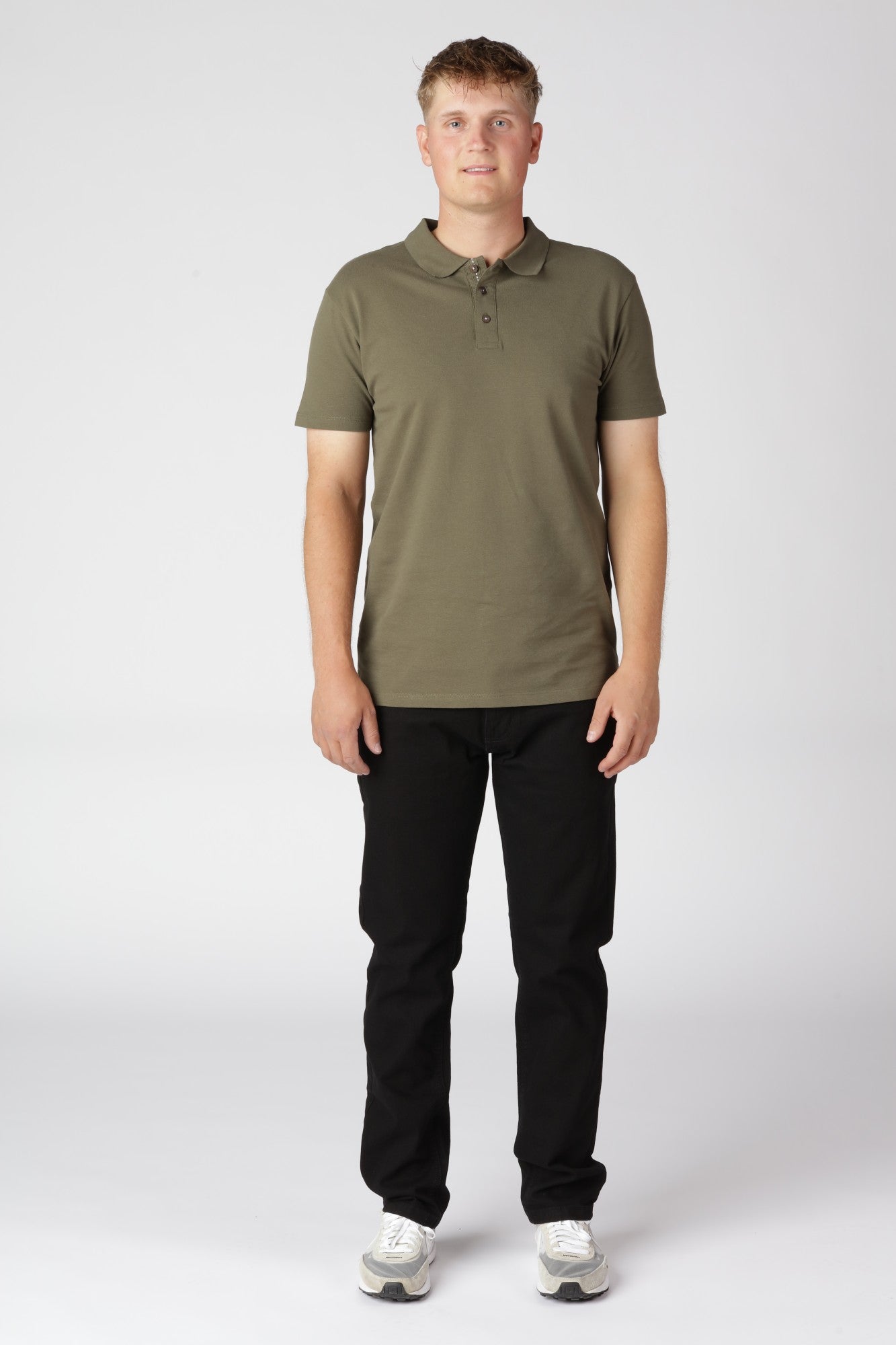 Slidstærke Tony jeans i farven ultra sort, fremstillet i mellemvægtig denim.