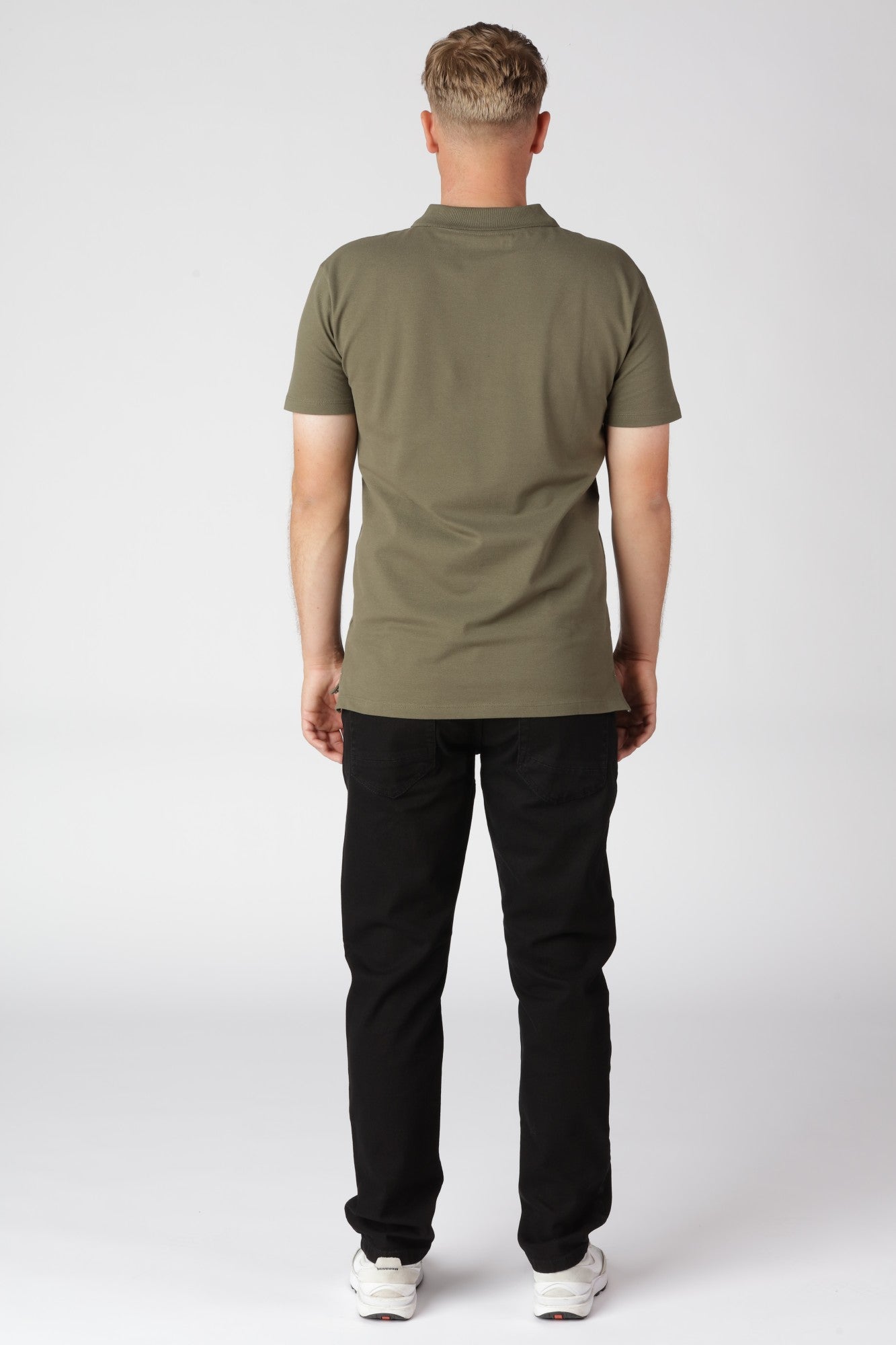 Stilrene Tony jeans i farven ultra sort, nemme at kombinere med både skjorter og T-shirts.