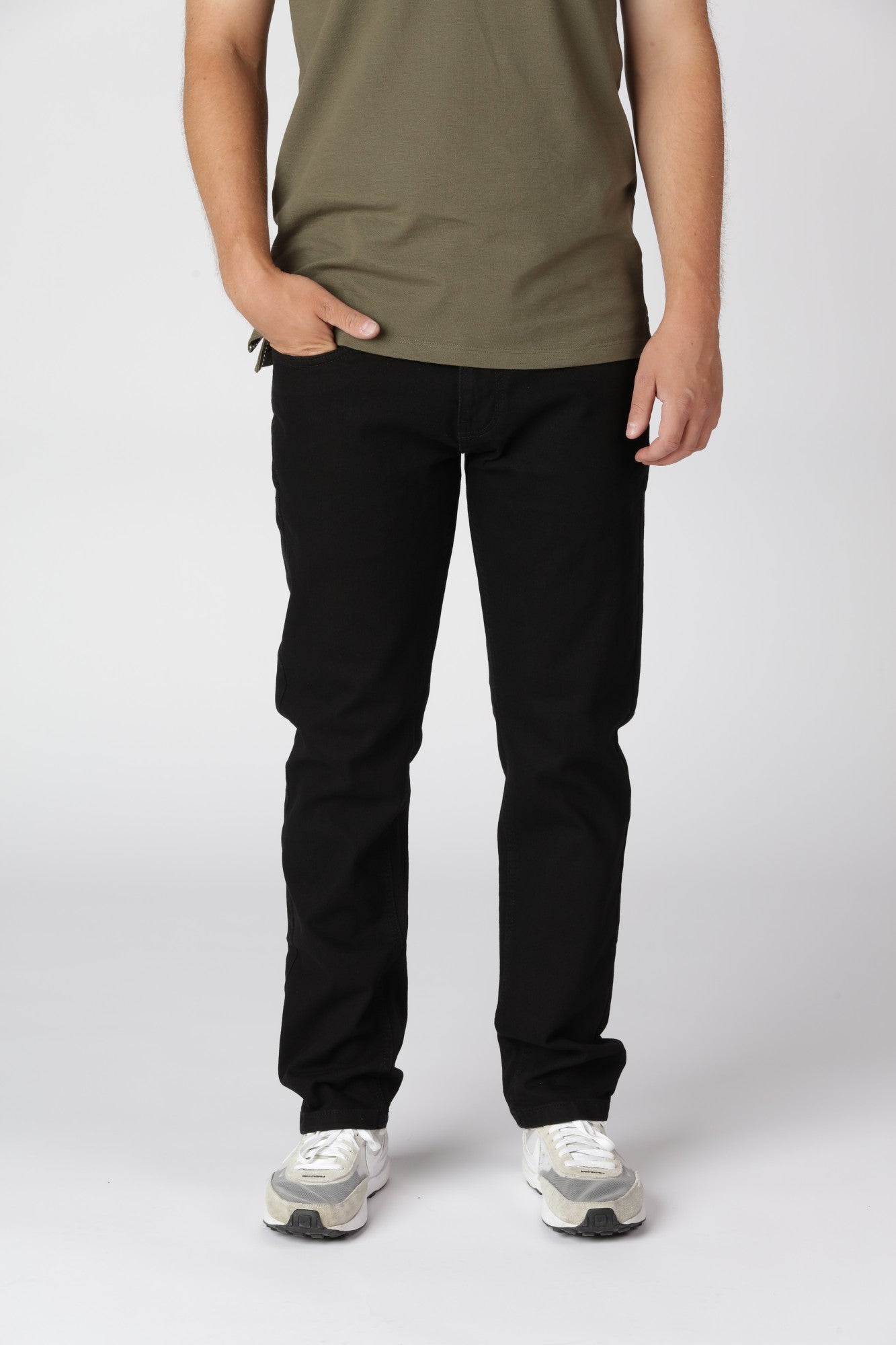 Tony jeans i farven ultra sort med regular fit og klassisk pasform til hverdagsbrug.