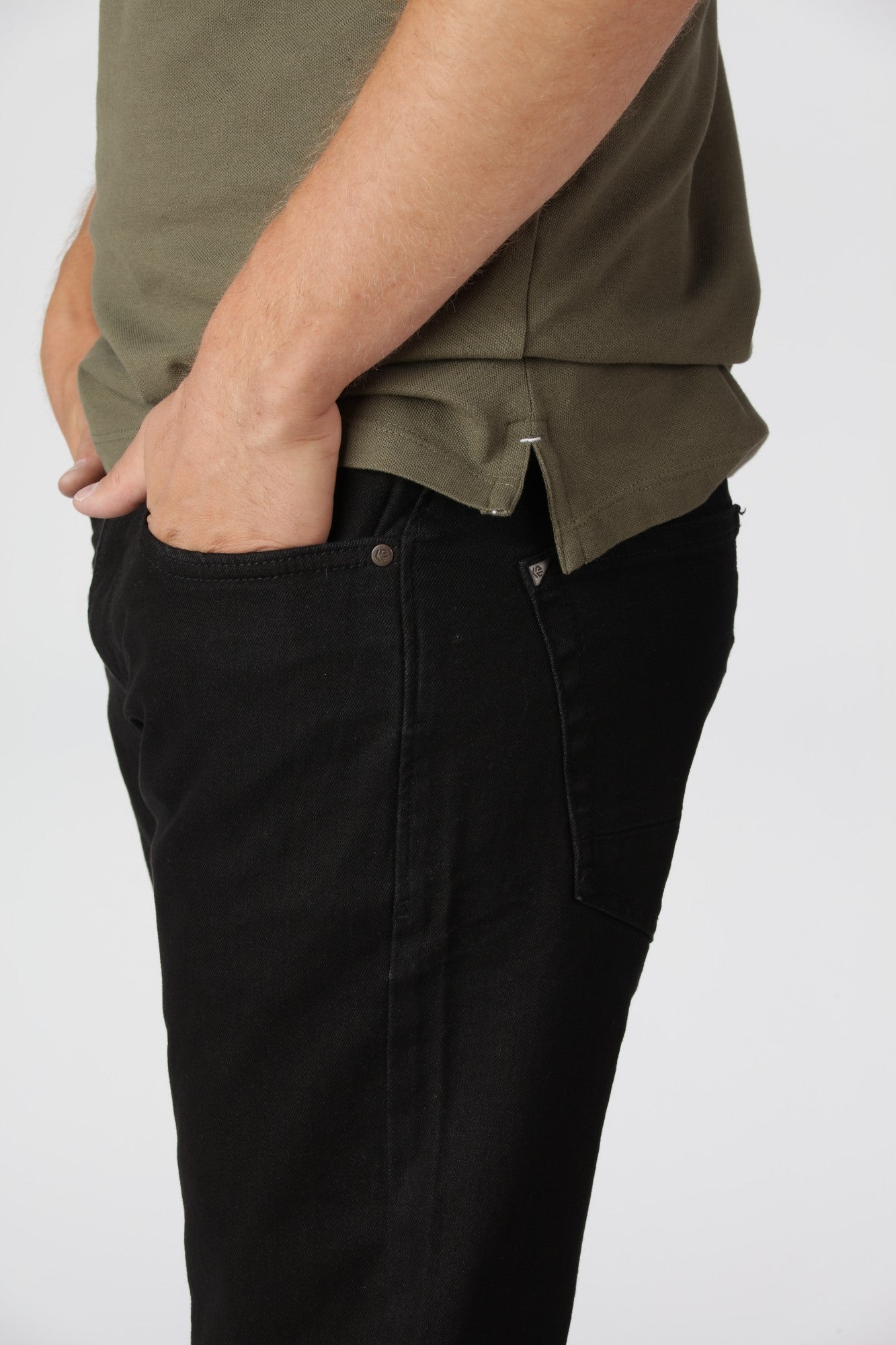 Alsidige Tony jeans i farven ultra sort, der holder form og farve vask efter vask.