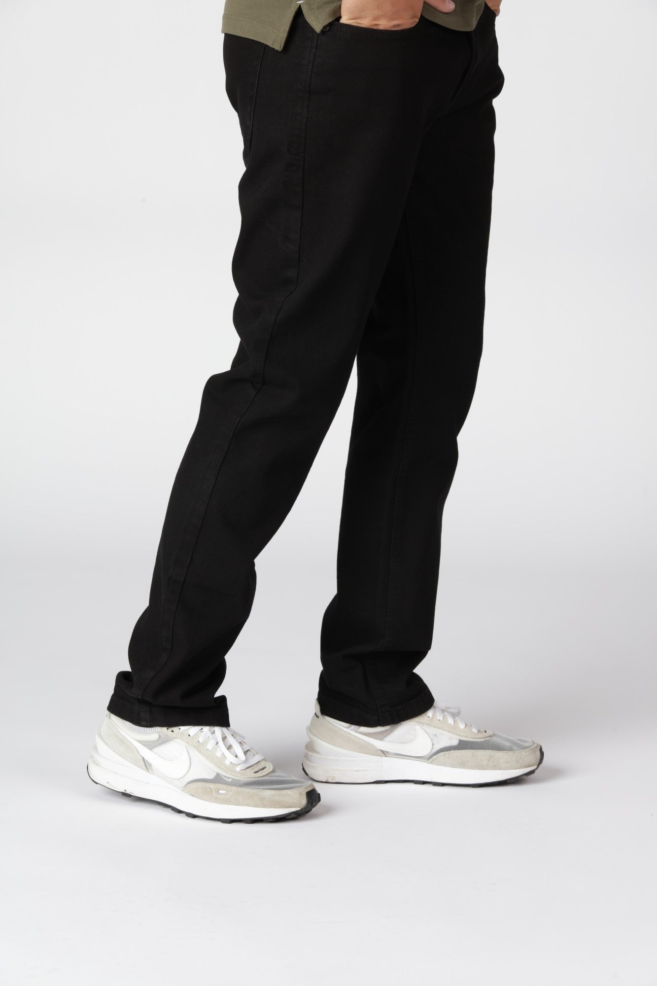 Komfortable Tony jeans i farven ultra sort med fleksibel pasform og bevægelsesfrihed.