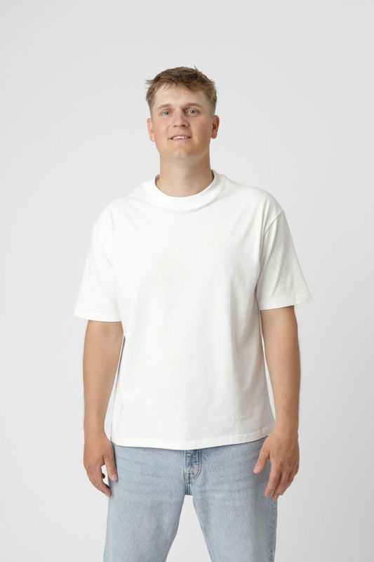 Premium boxfit t-shirt i farven hvid med oversize pasform og rund hals