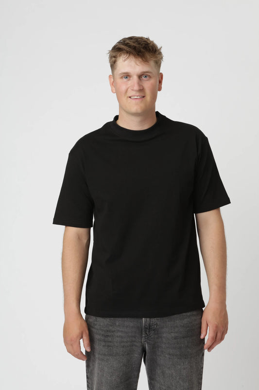 Premium boxfit t-shirt i farven sort med oversized pasform og rund hals