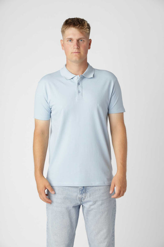 Shape polo i farven sky blue med tætsiddende fitted pasform og strækbart bomuld