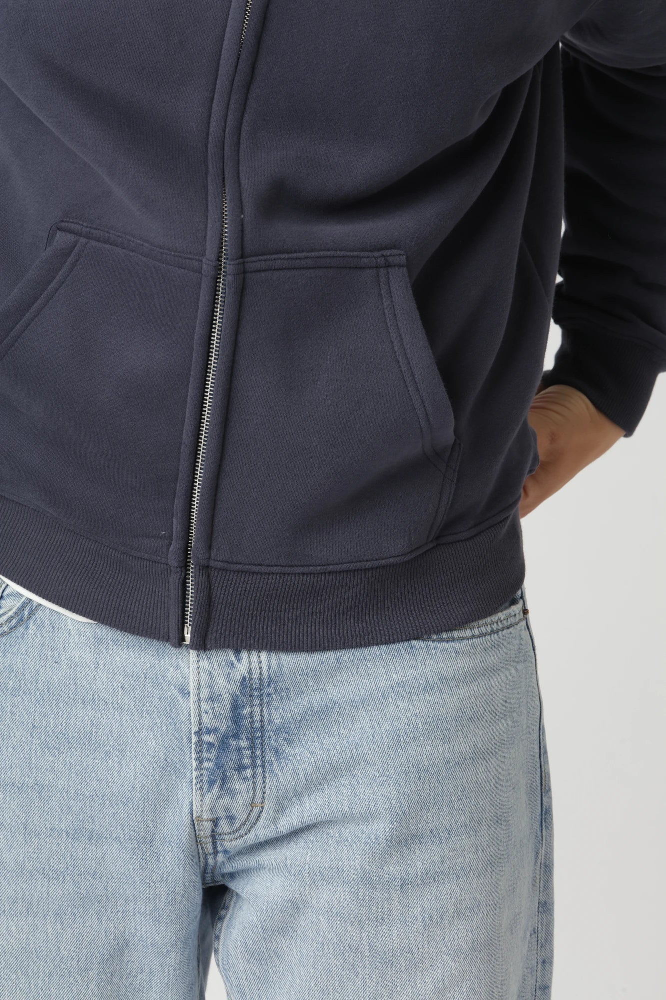 Navy premium zip-up hoodie med solid lynlås og praktiske sidelommer til daglig funktion