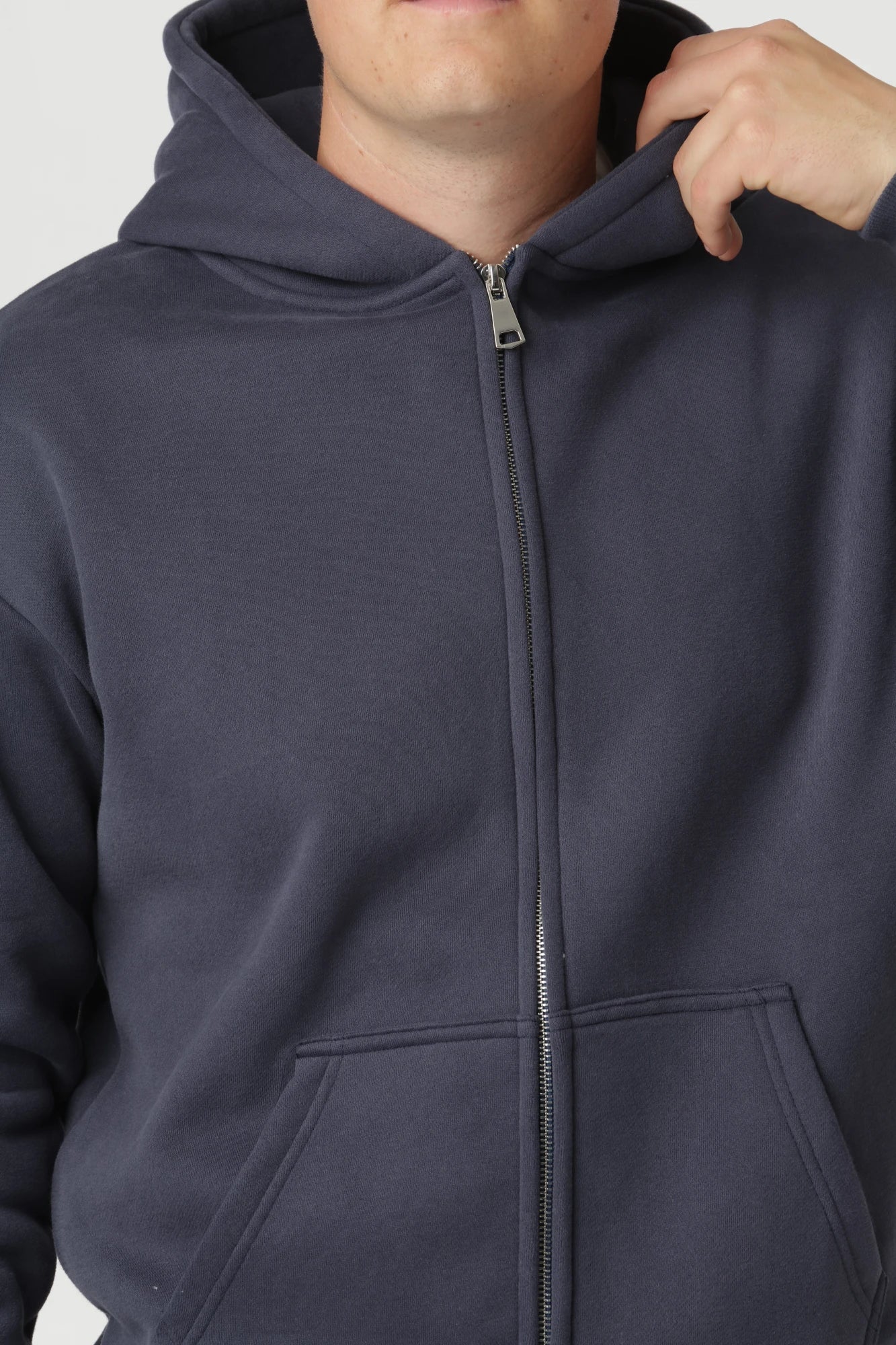 Navy premium zip-up hoodie i tidløs marineblå farve med klassisk og roligt udtryk