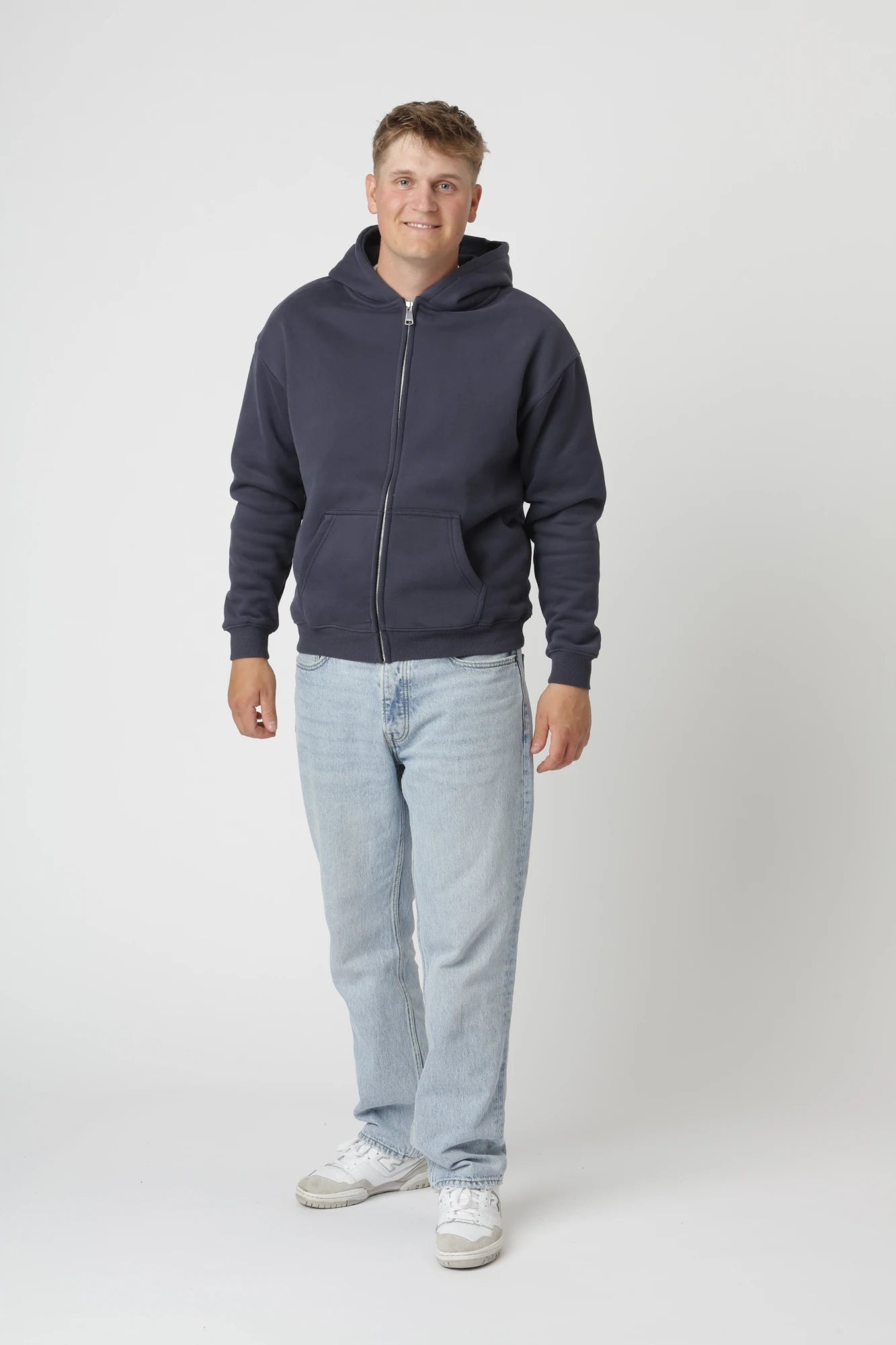 Navy premium zip-up hoodie med luksuriøst, tykt stof og blød inderside for komfort