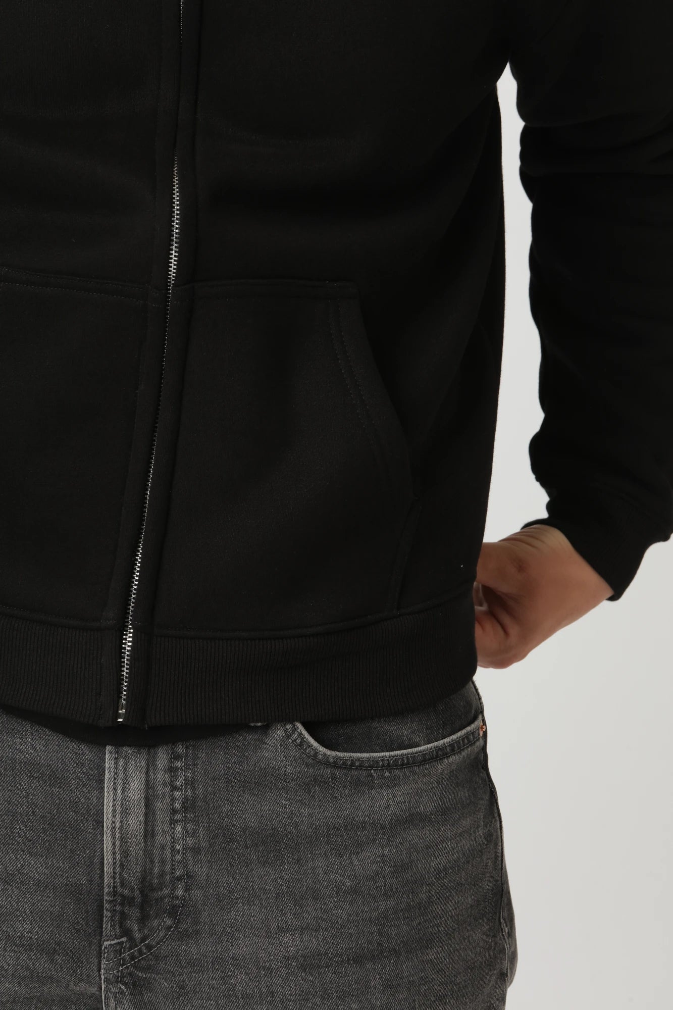 Premium zip-up hoodie i farven sort med regular fit og afslappet pasform