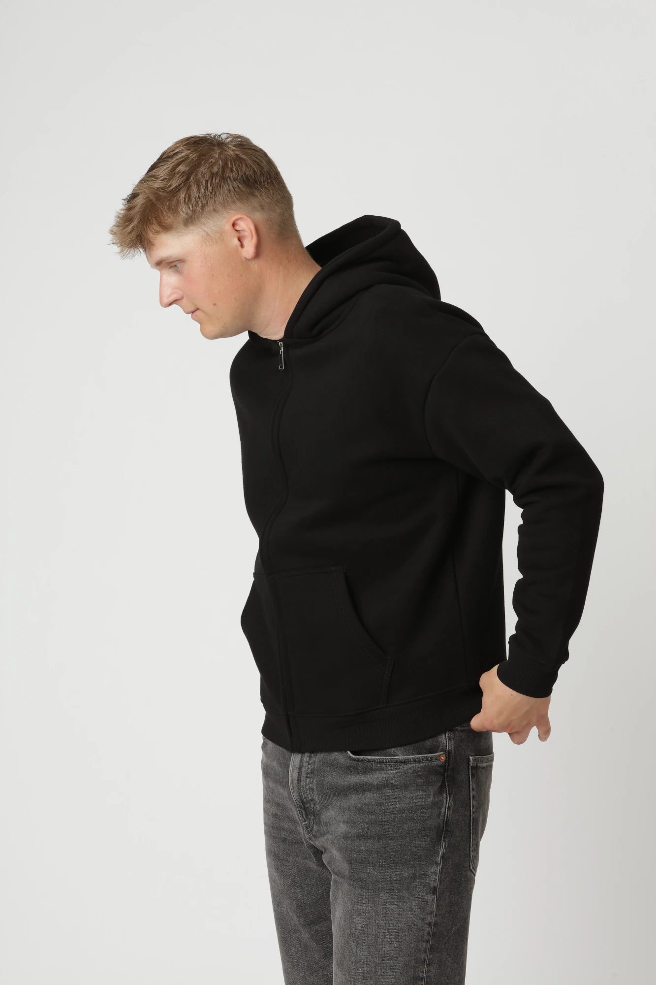 Premium zip-up hoodie i farven sort til både hverdagsbrug og urbane looks