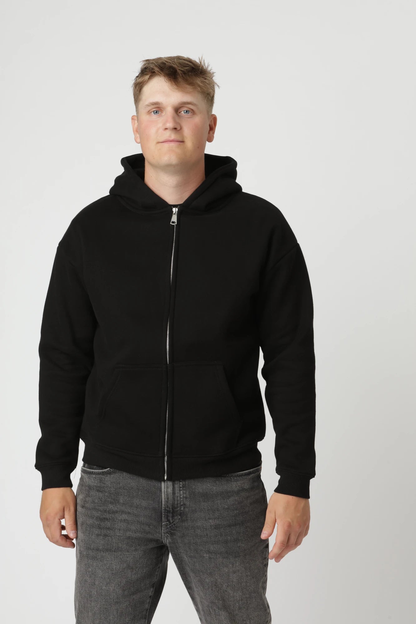 Premium zip-up hoodie i farven sort med klassisk design og slidstærke materialer