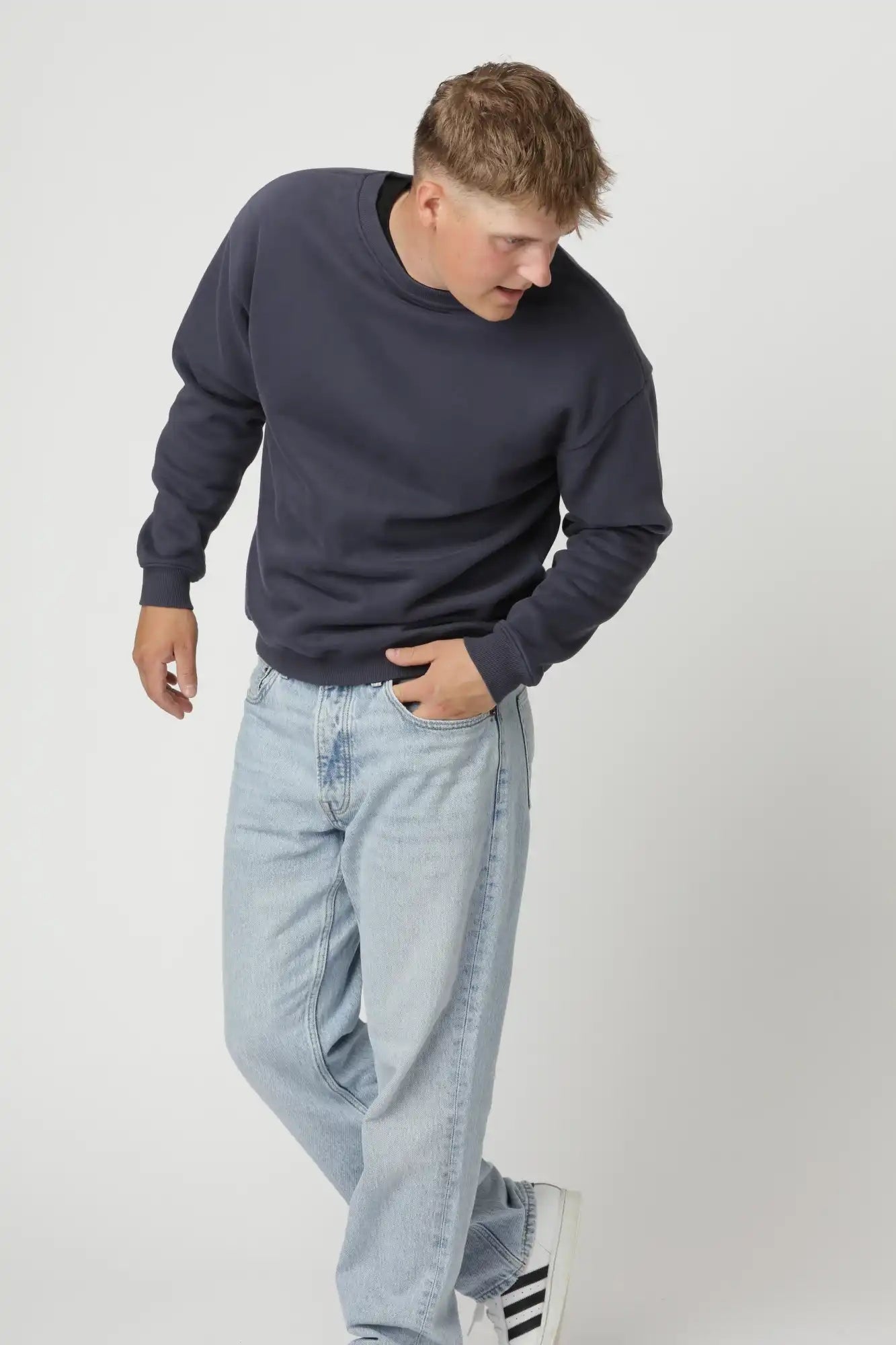 Premium sweatshirt i farven Navy med dyb rund hals og afslappet, moderne pasform