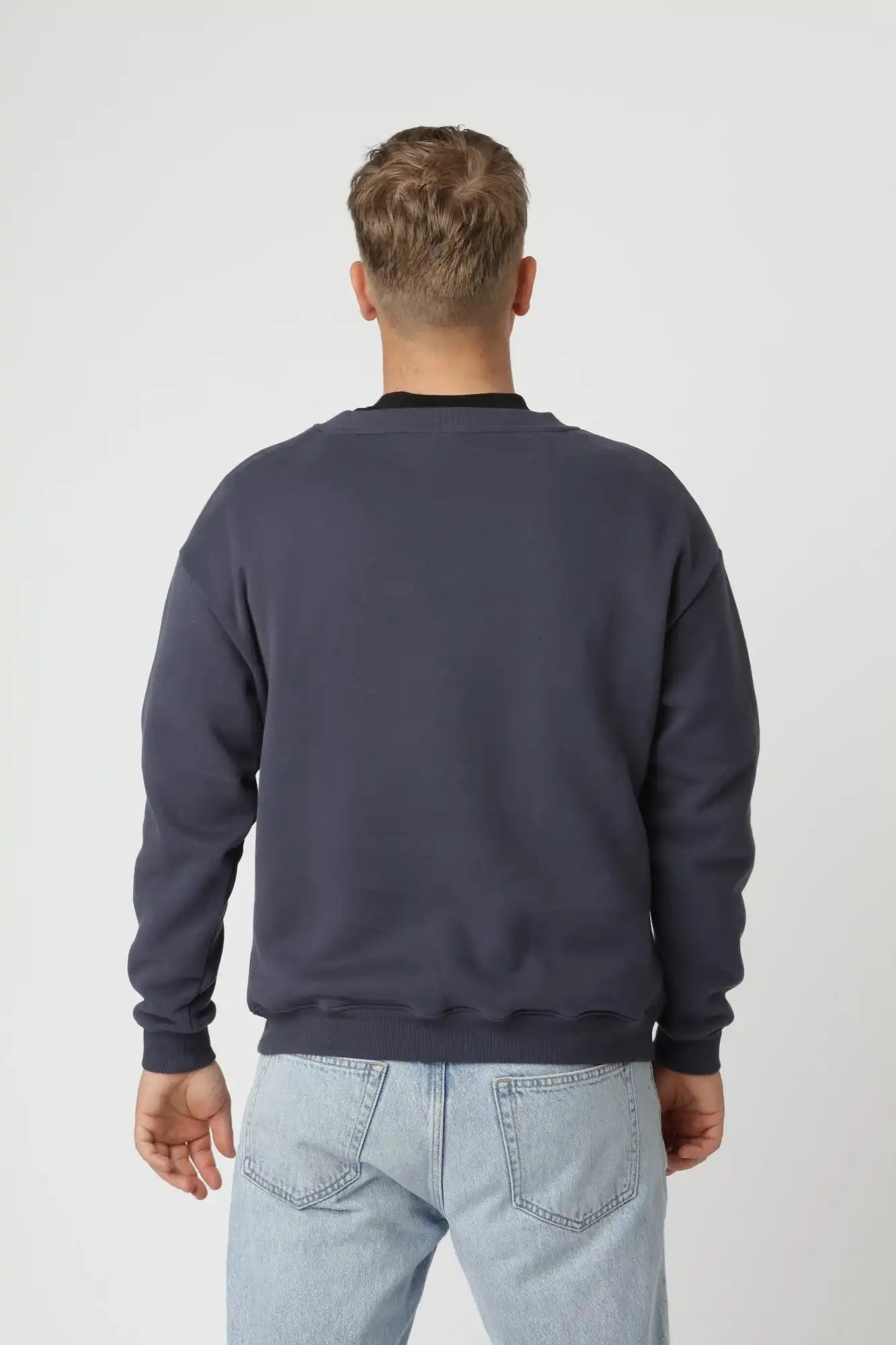 Premium sweatshirt i farven Navy med tidløs stil, velegnet til jeans, chinos og shorts