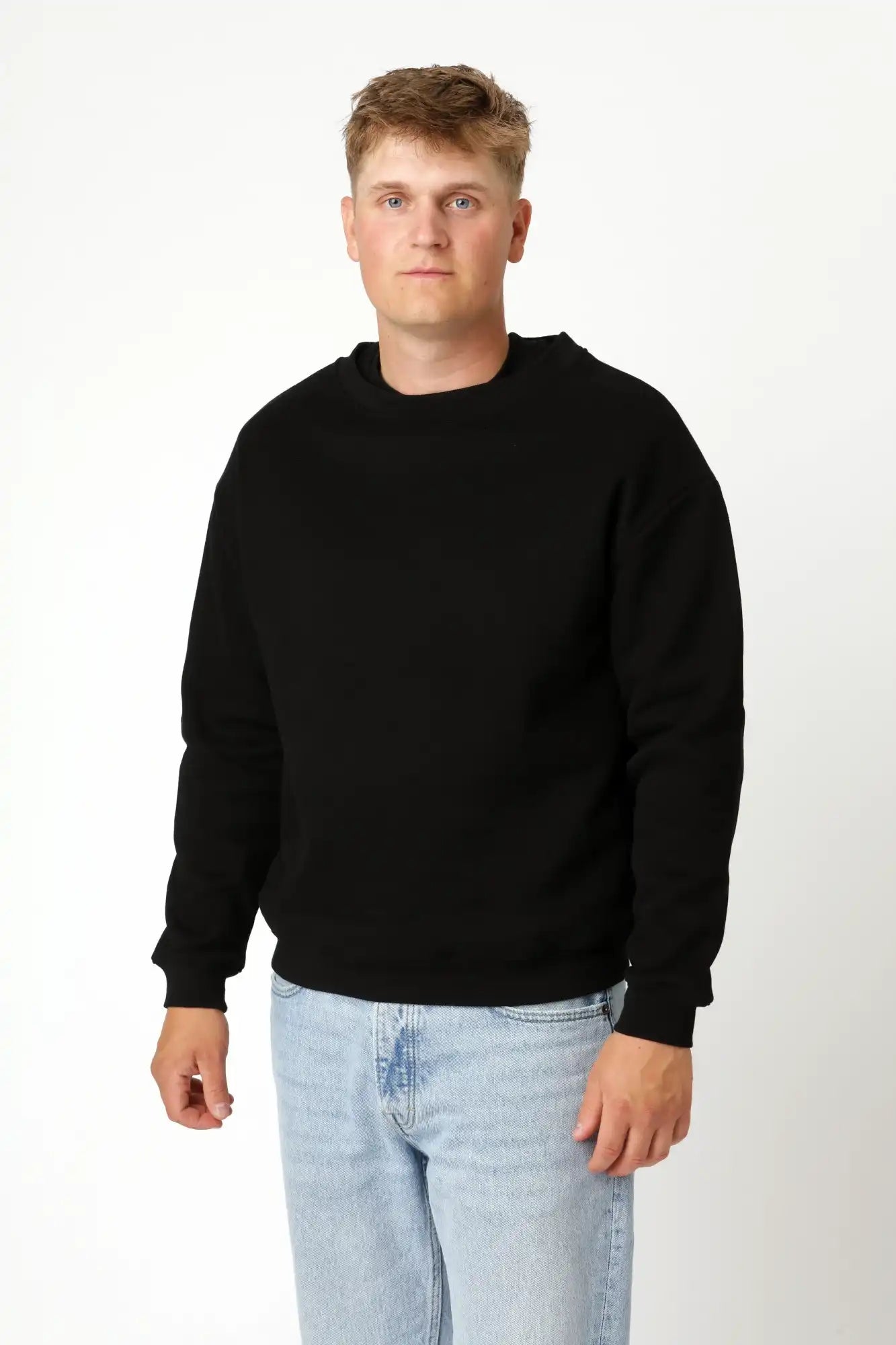Premium sweatshirt i farven Sort med dyb rund hals og klassisk, alsidig pasform