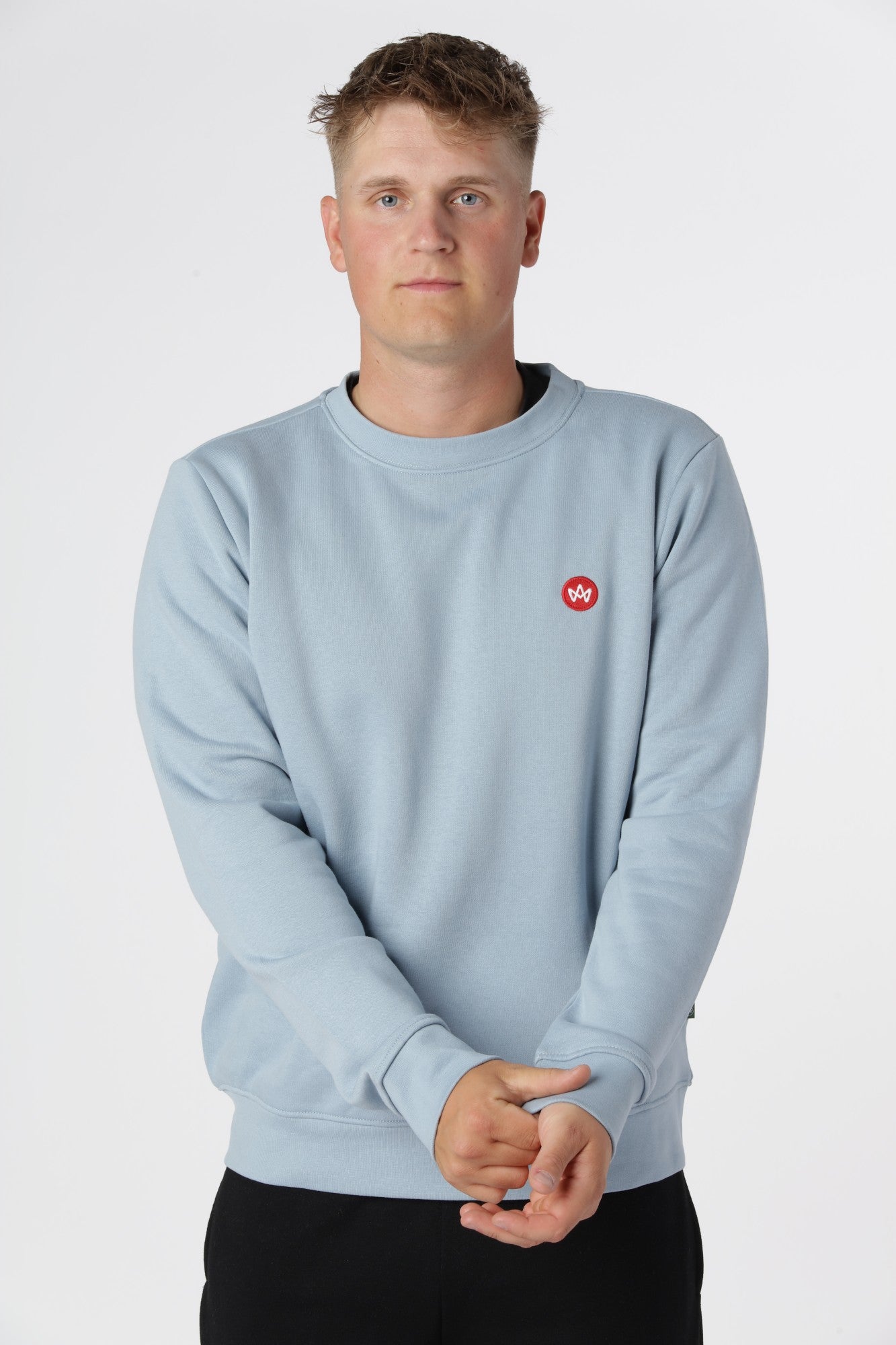 Kronstadt sweatshirt i Ashley Blue med børstet inderside, der giver en lun og behagelig komfort hele dagen.