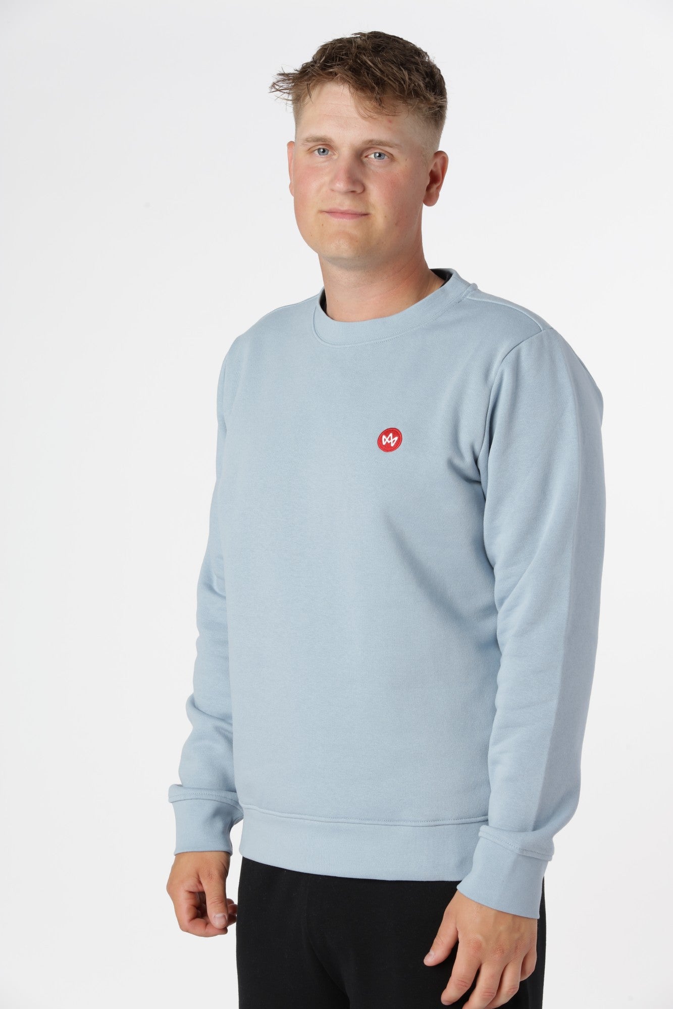 Kronstadt sweatshirt i Ashley Blue i økologisk bomuld og genanvendt polyester med blød og slidstærk kvalitet.