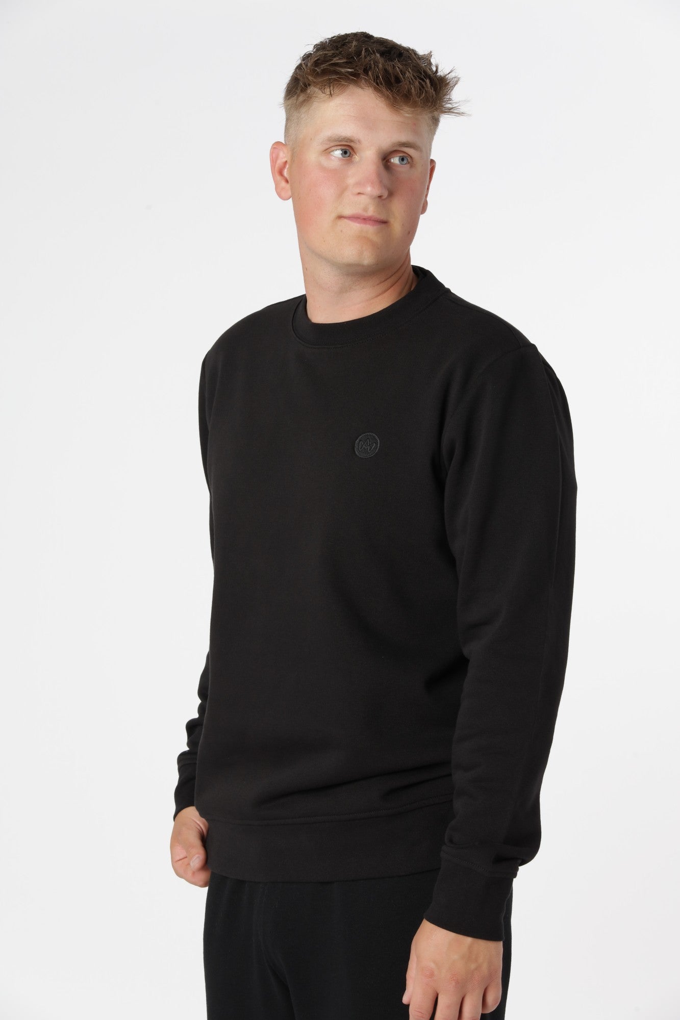 Sort Kronstadt sweatshirt i økologisk bomuld og genanvendt polyester med blød, holdbar kvalitet.