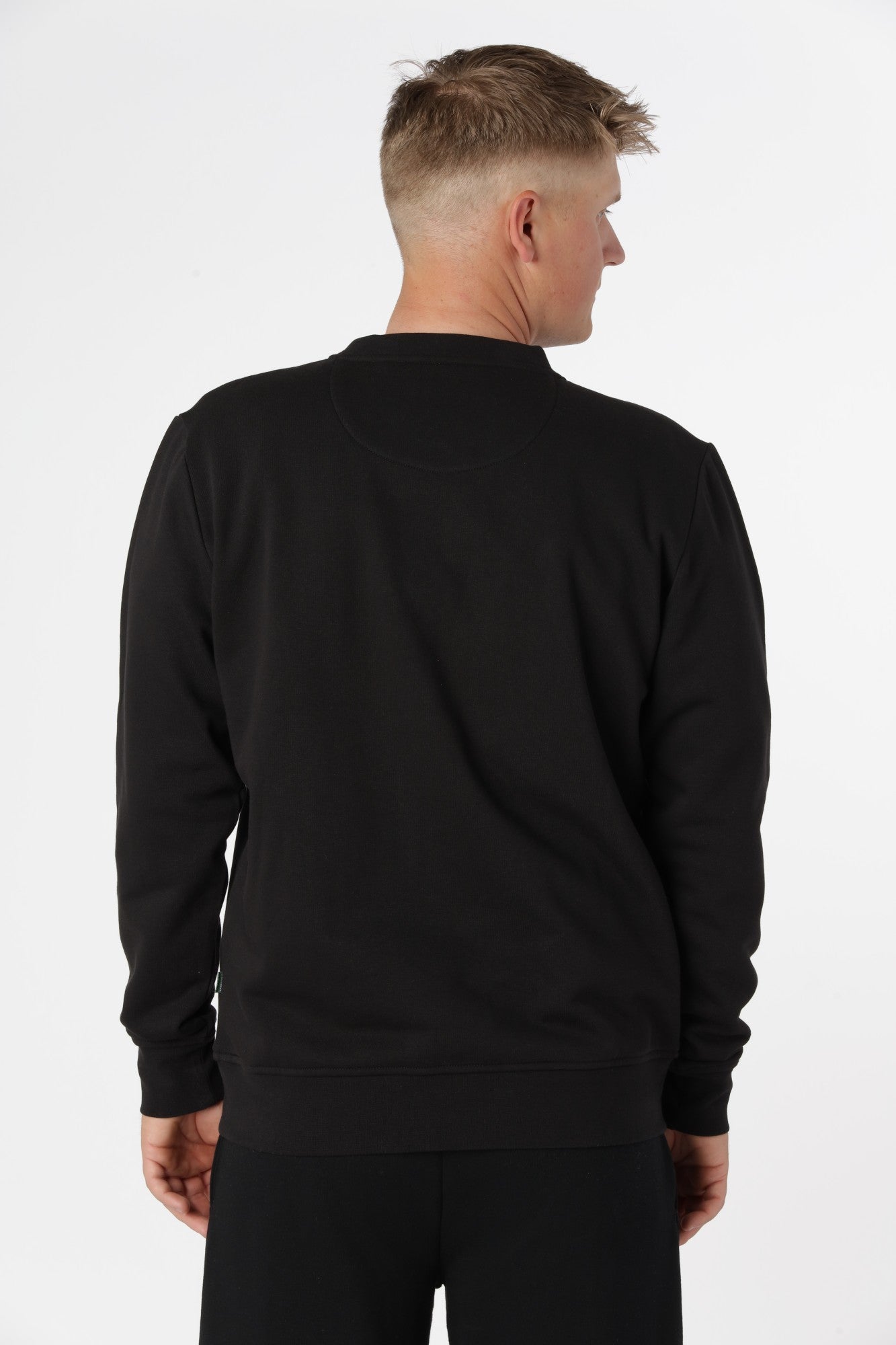 Sort Kronstadt sweatshirt med børstet inderside, der giver en lun og behagelig komfort dagen igennem.