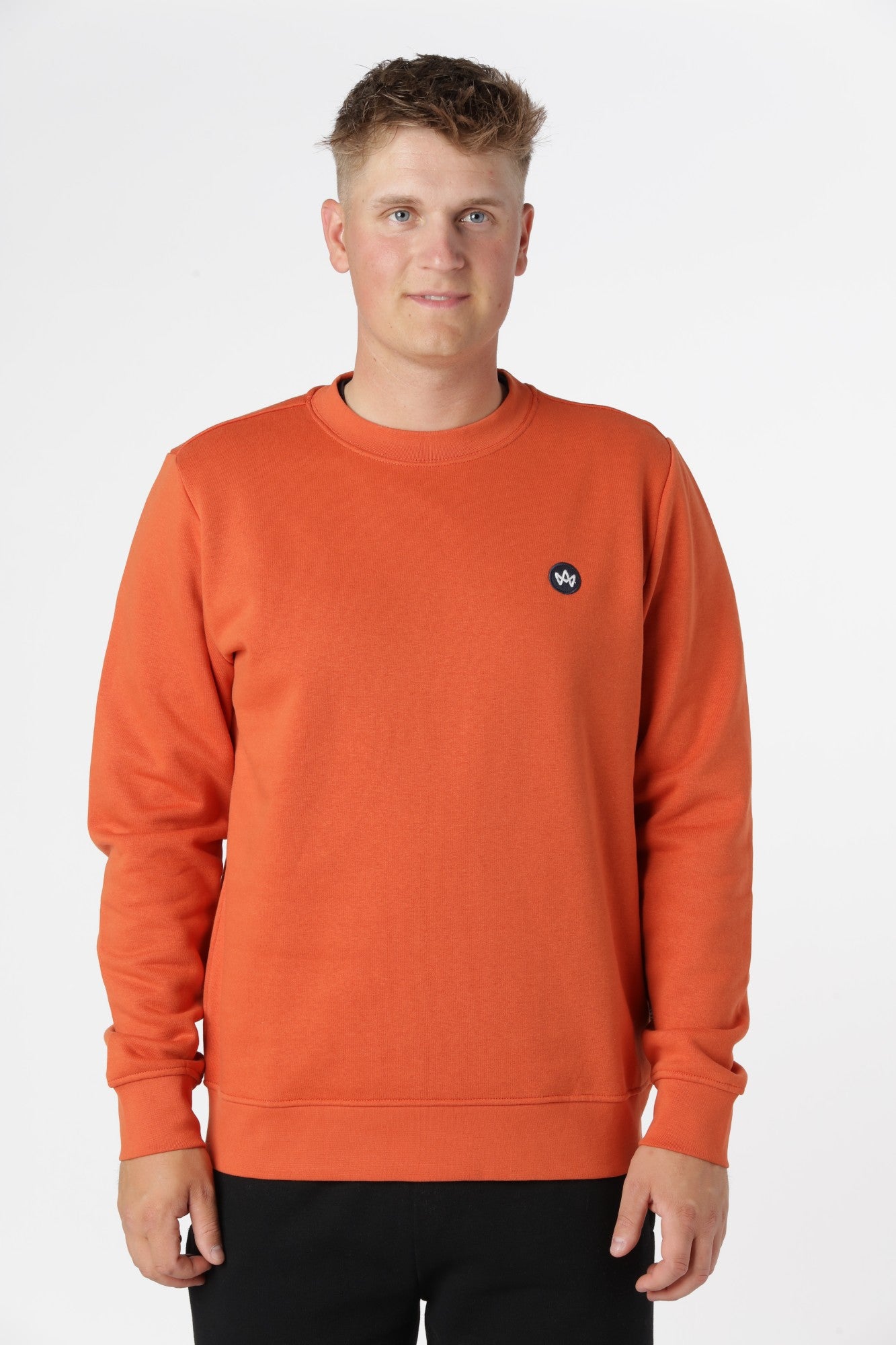 Sweatshirt Kronstadt i Burnt Ochre med afslappet pasform og varm brændt nuance til et stilrent hverdagslook.