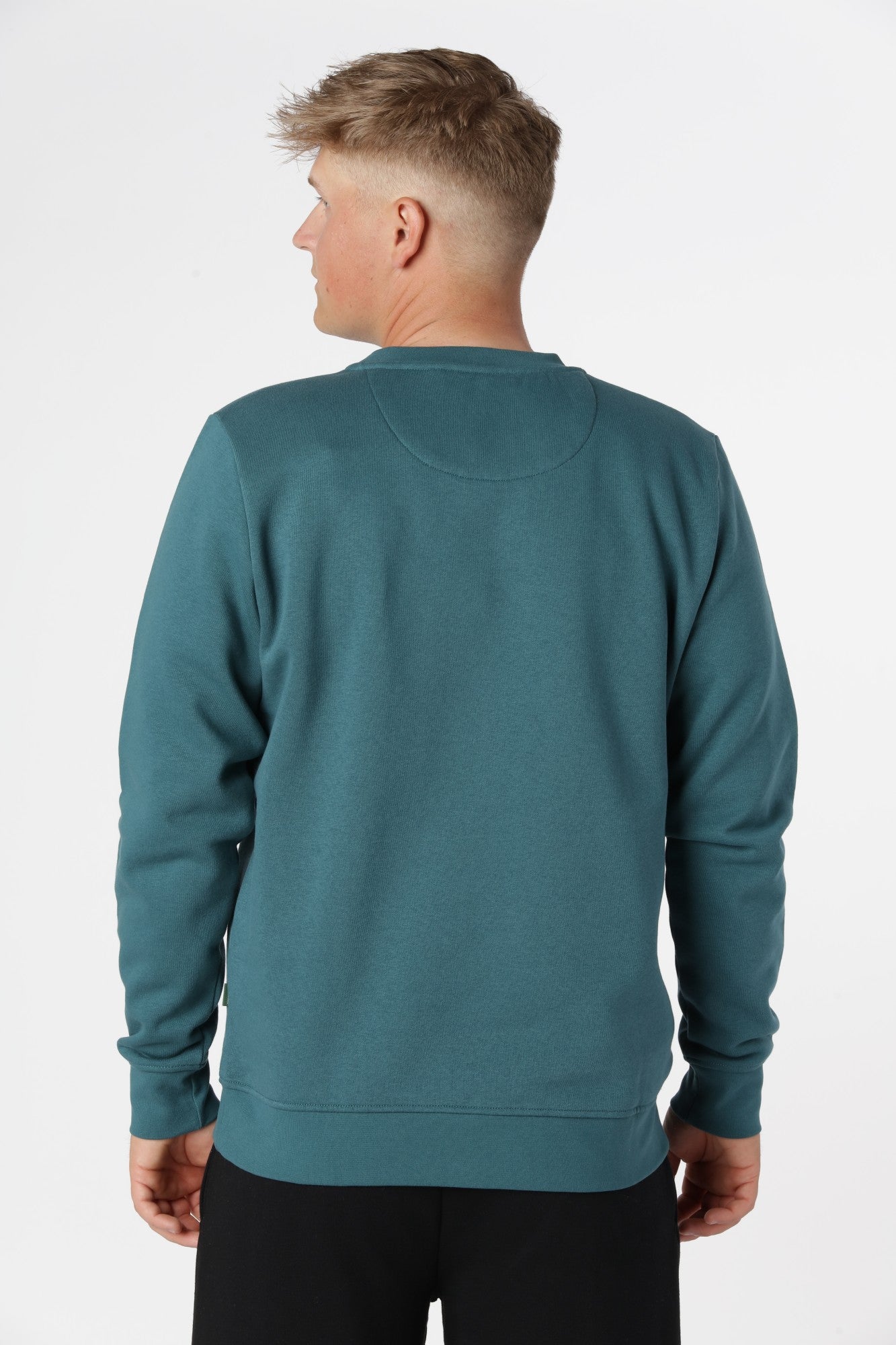 Kronstadt sweatshirt i Mediterranea med børstet inderside, der giver lun og behagelig komfort hele dagen.