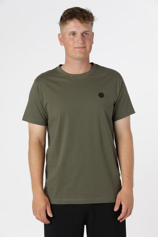 Timmi t-shirt i farven army i 100% økologisk bomuld med klassisk pasform og blød komfort.