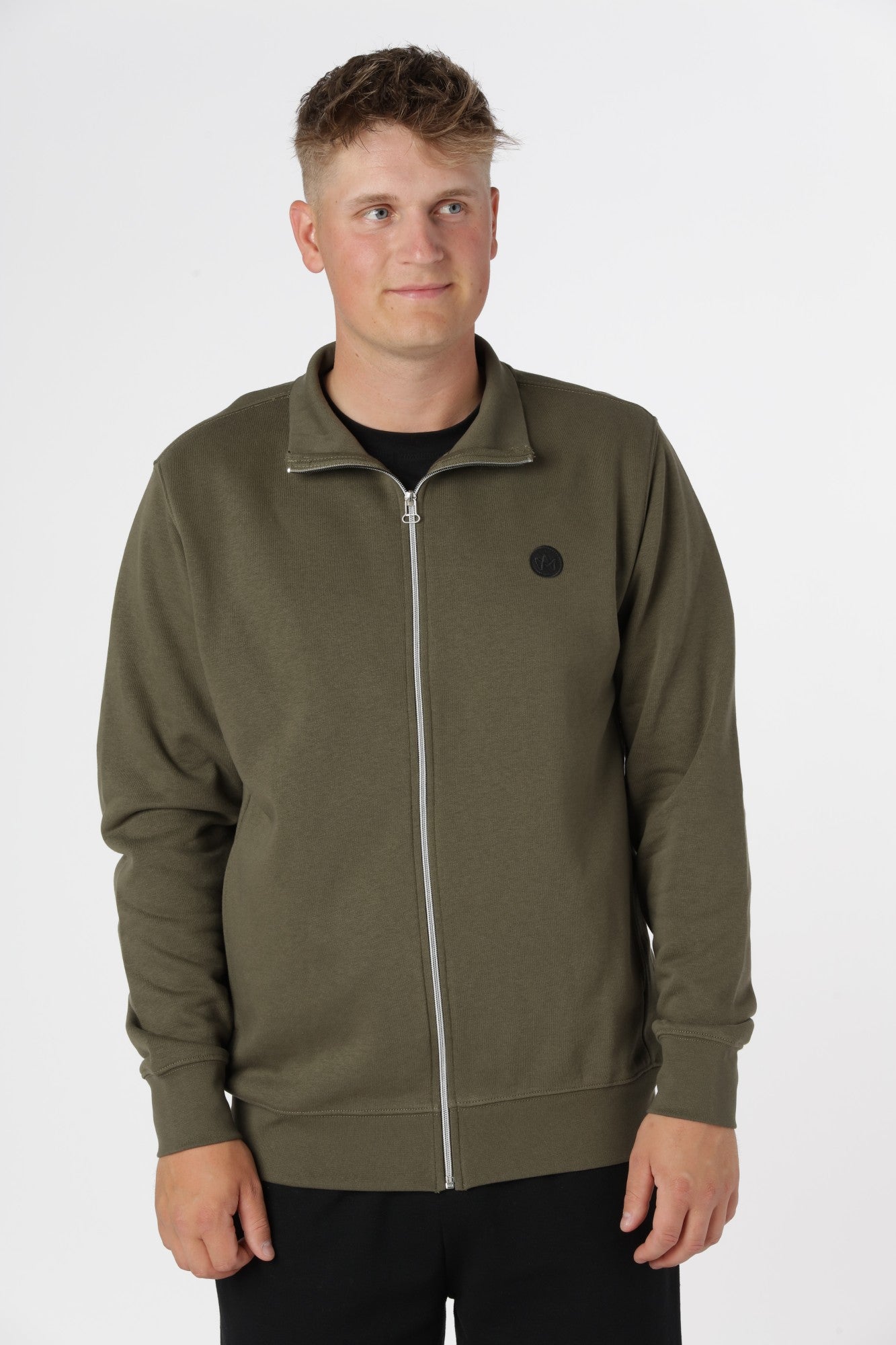 Kronstadt Zip-up i farven Army i økologisk bomuld og genanvendt polyester med børstet inderside