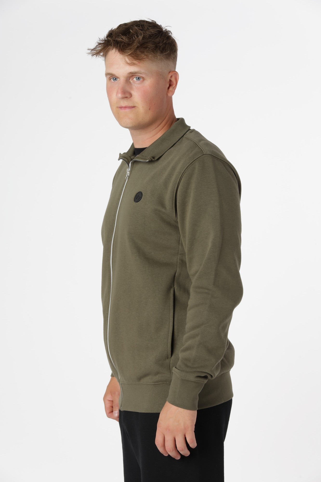 Afslappet Kronstadt Zip-up i farven Army med gennemgående lynlås og klassisk krave uden hætte