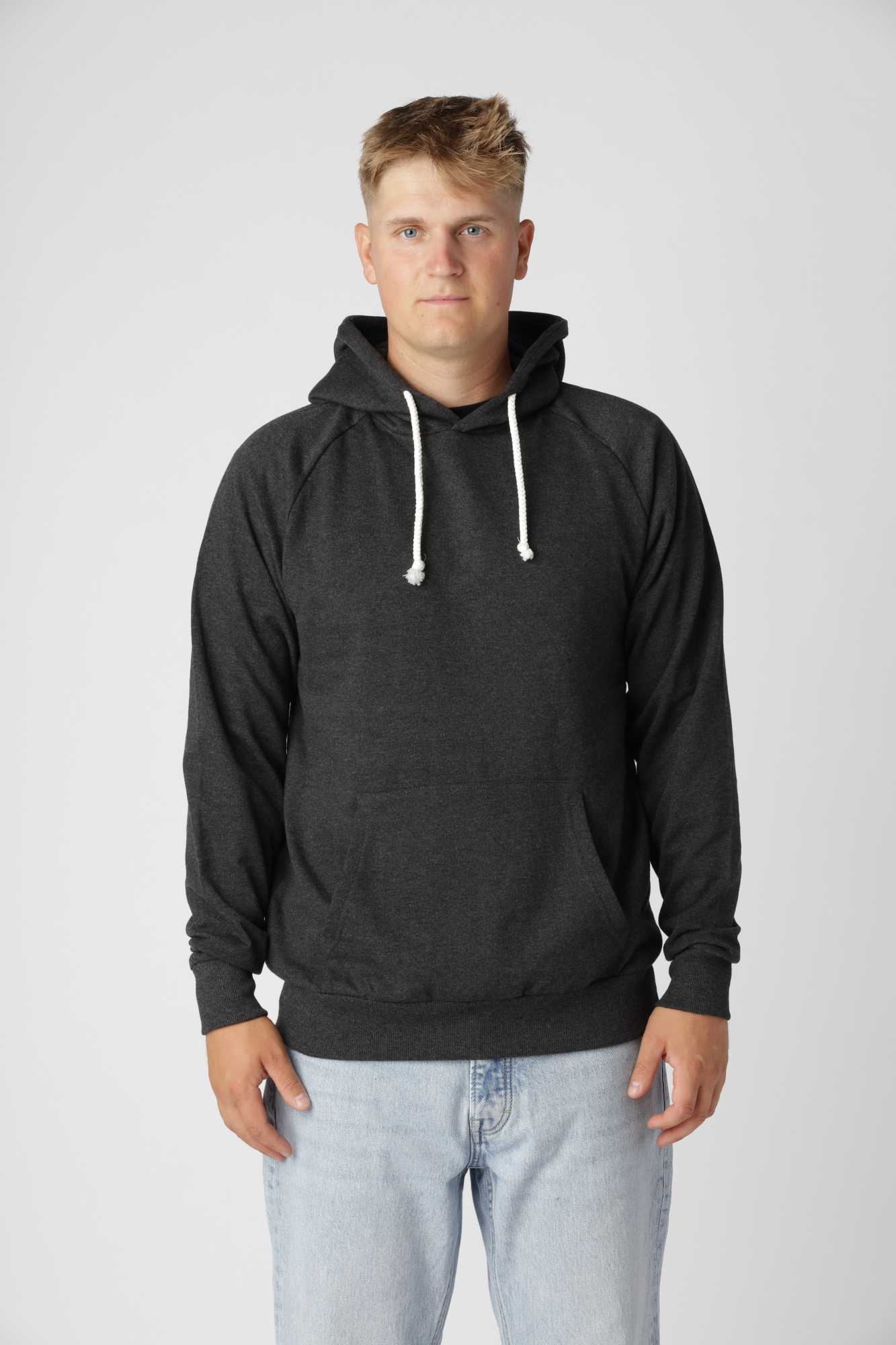 Basic hoodie i farven antracit med blød børstet inderside og regular fit til hverdag.